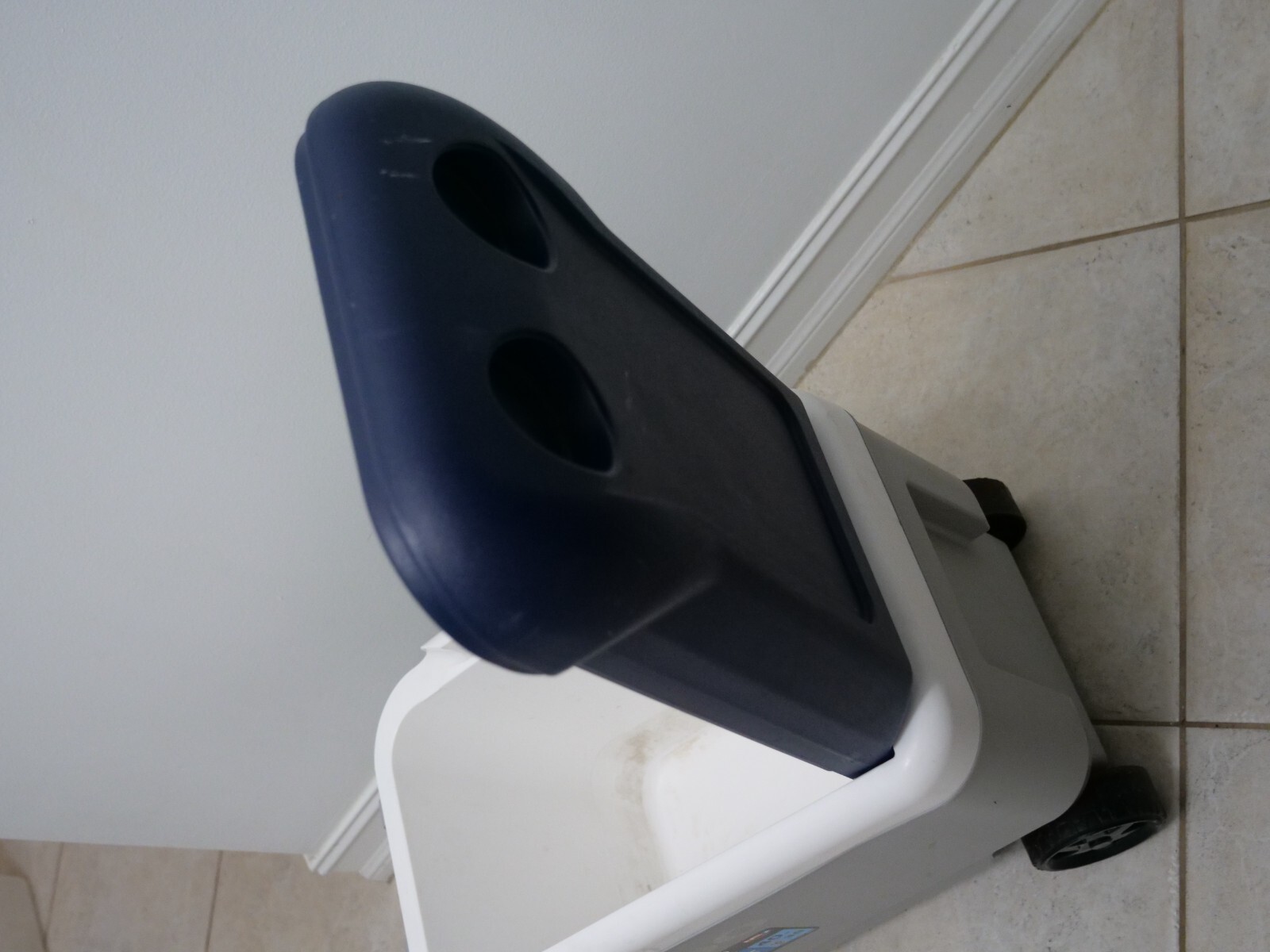 Igloo MaxCold Roller Wheelie Cool Cooler 40 qt. Ice Chest