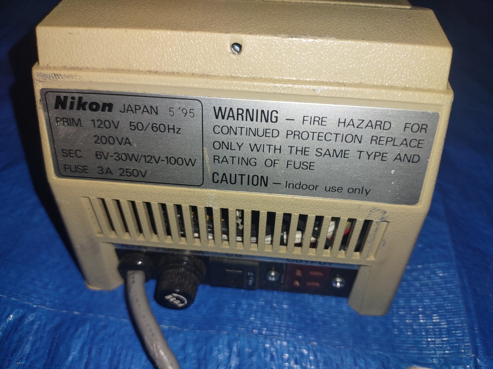 Nikon Model UN Transformer, 220-240V Variable Voltage Power Supply