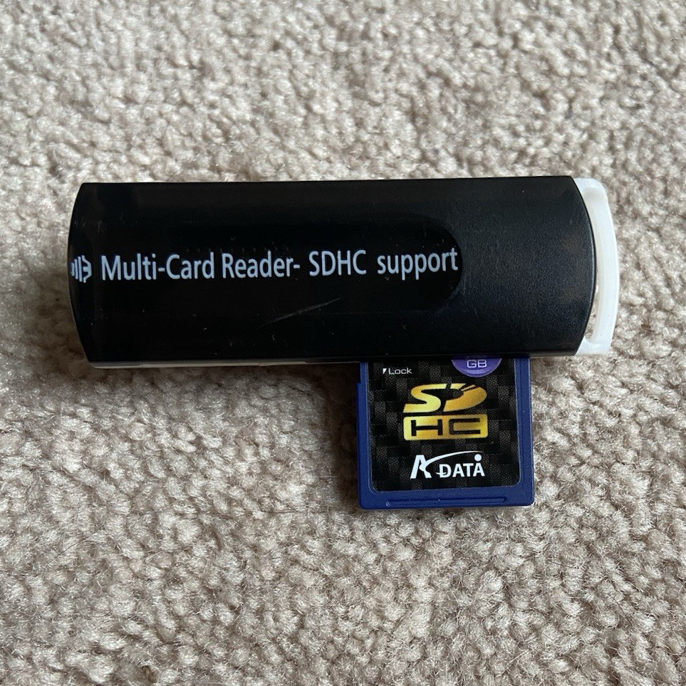 USB Multi-Card Reader SD/SDHC/MicroSD/MiniSD/Memory Stick + 8GB SDHC