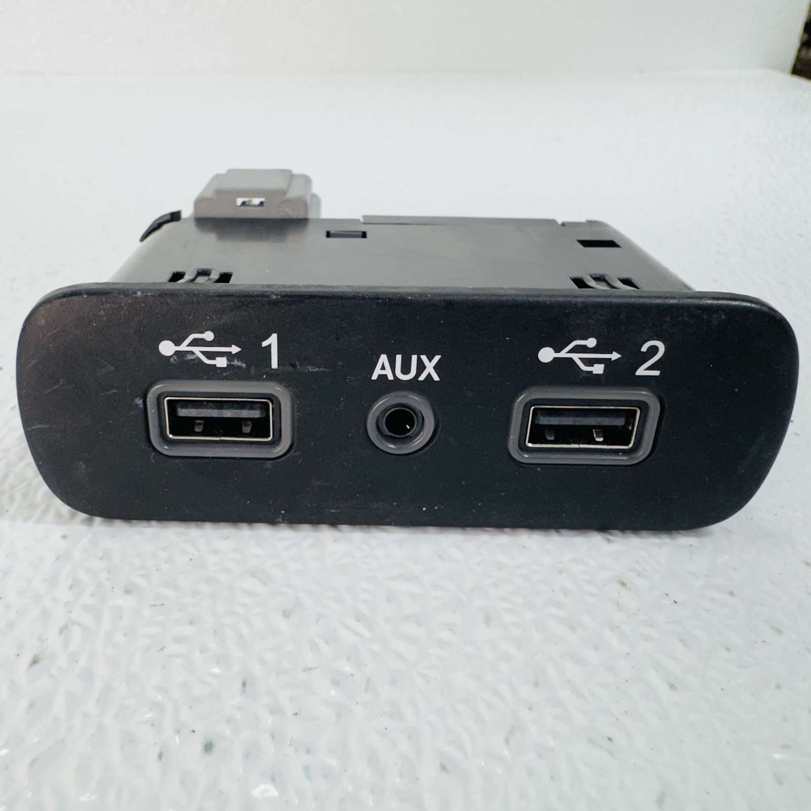 17 - 23 DODGE CHARGER SRT HELLCAT OEM CENTER CONSOLE USB MEDIA AUX PORT JACK HUB