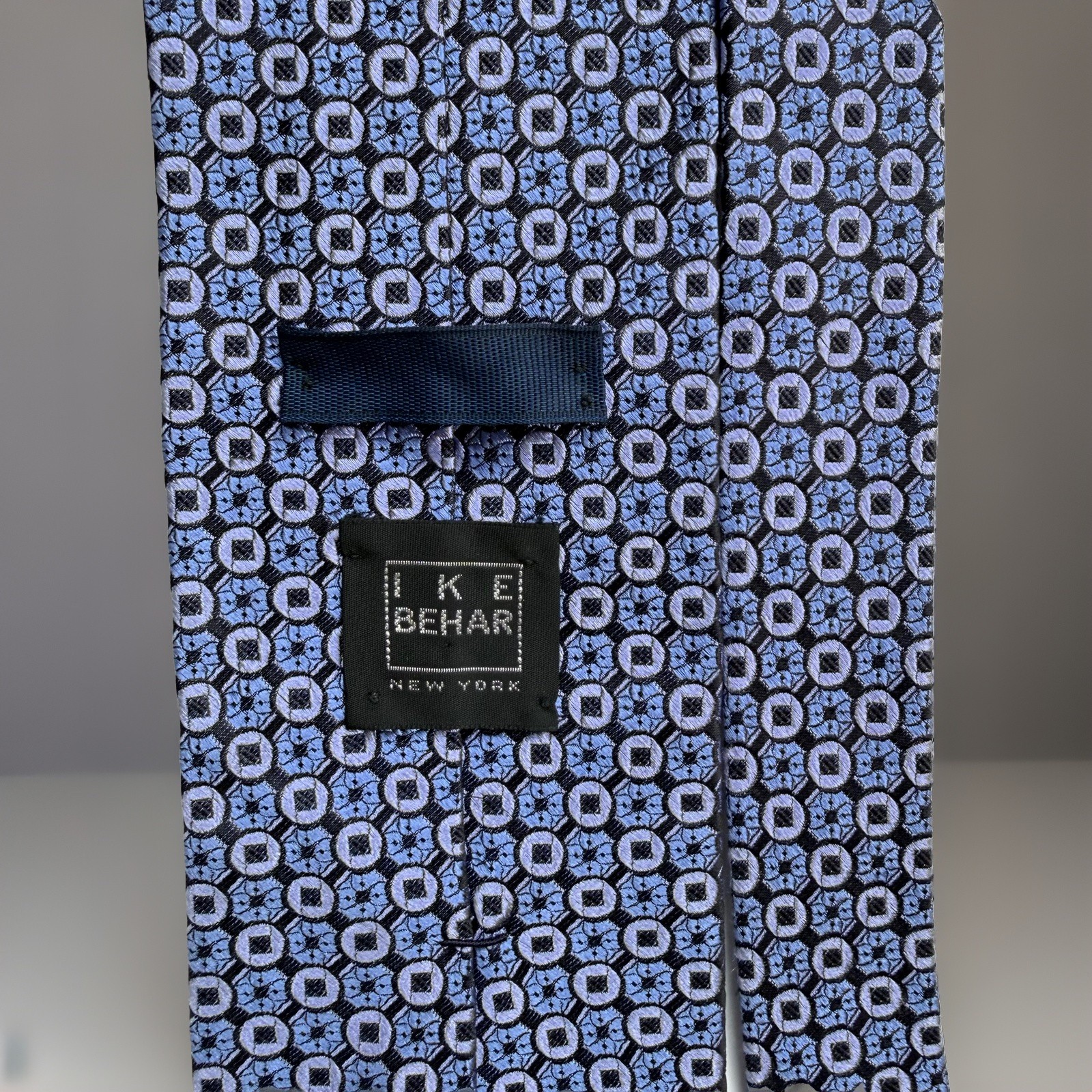 Ike Behar Tie Mens 100% Silk Handmade USA Navy Blue Geometric Necktie 3.5 x 60”