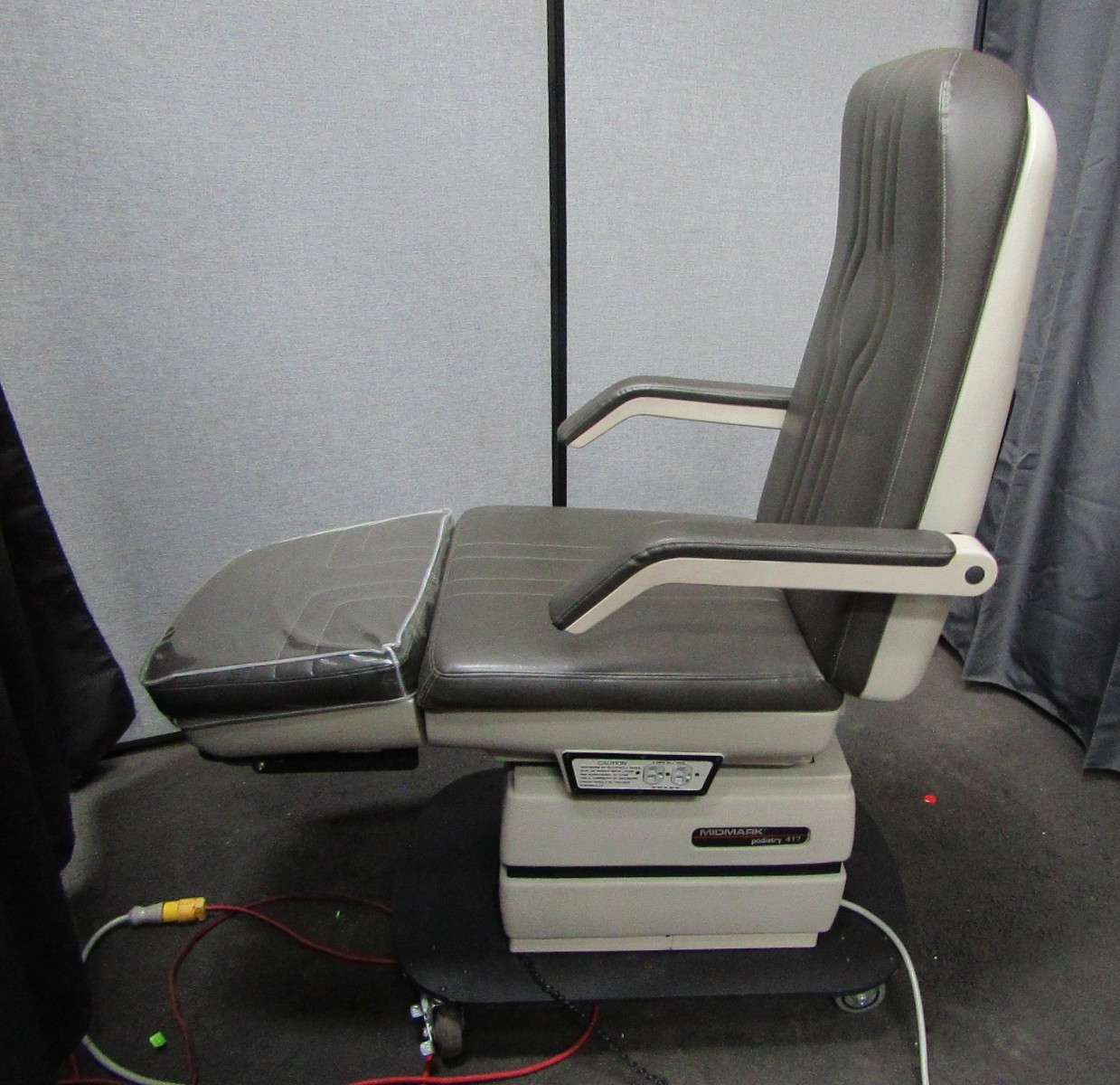 Midmark Model 417 Podiatry Chair with Foot Controller - warranty- biomed checked
