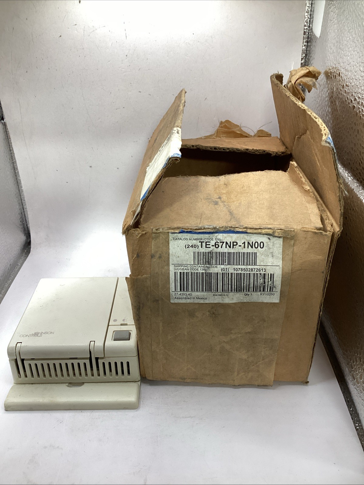 Used Johnson Controls Wall-Mount Temperature Sensor ​Controller  TE-67NP-1N00