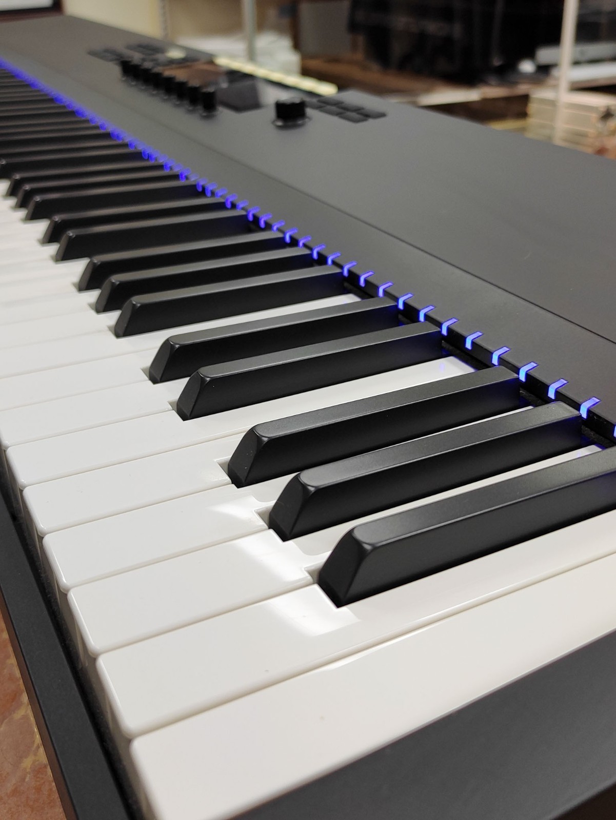 Native Instruments Komplete Kontrol S88 MK2 88-Key Weighted MIDI Controller