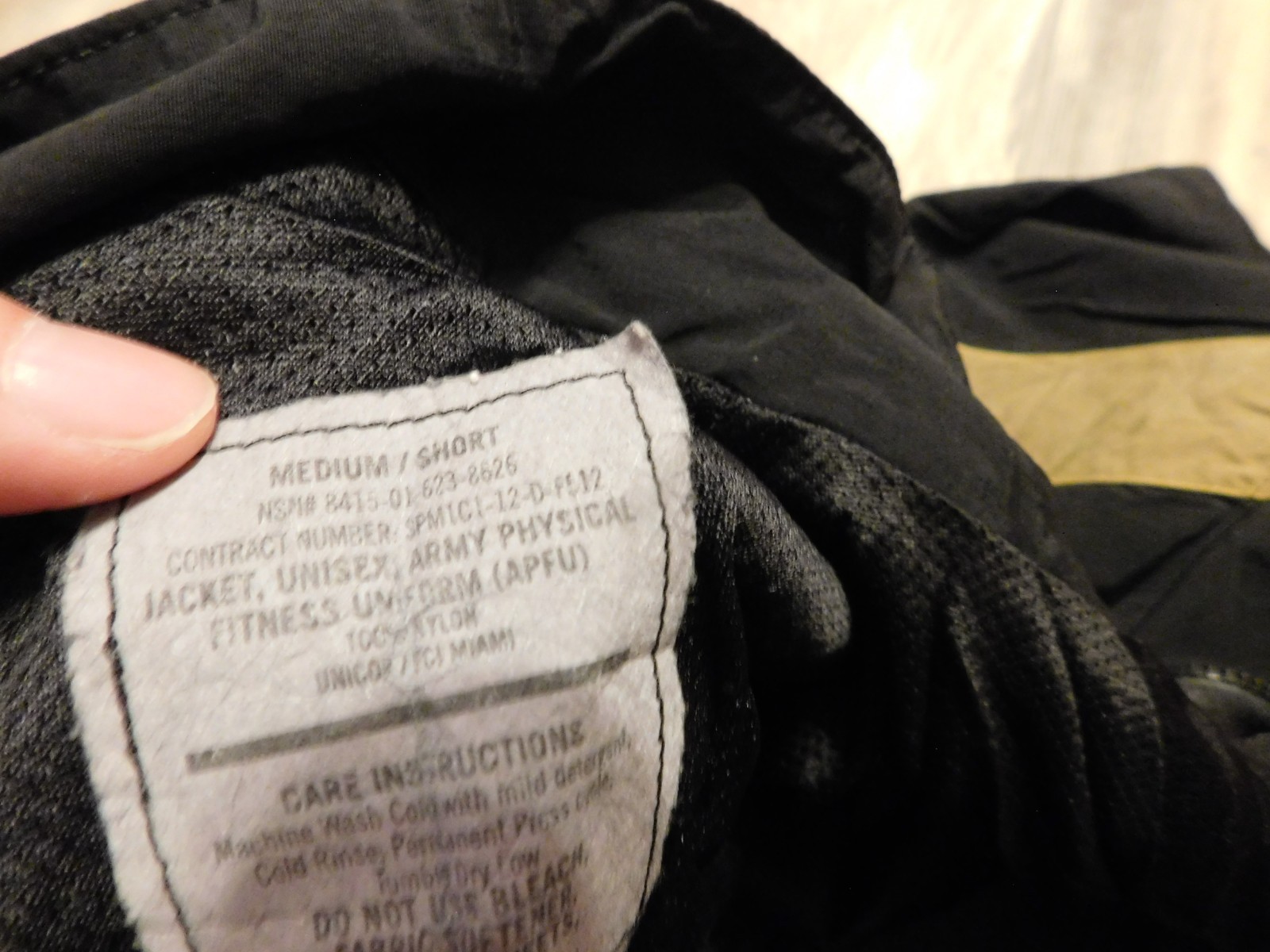 US ARMY APFU JACKET SIZE MEDIUM - SHORT