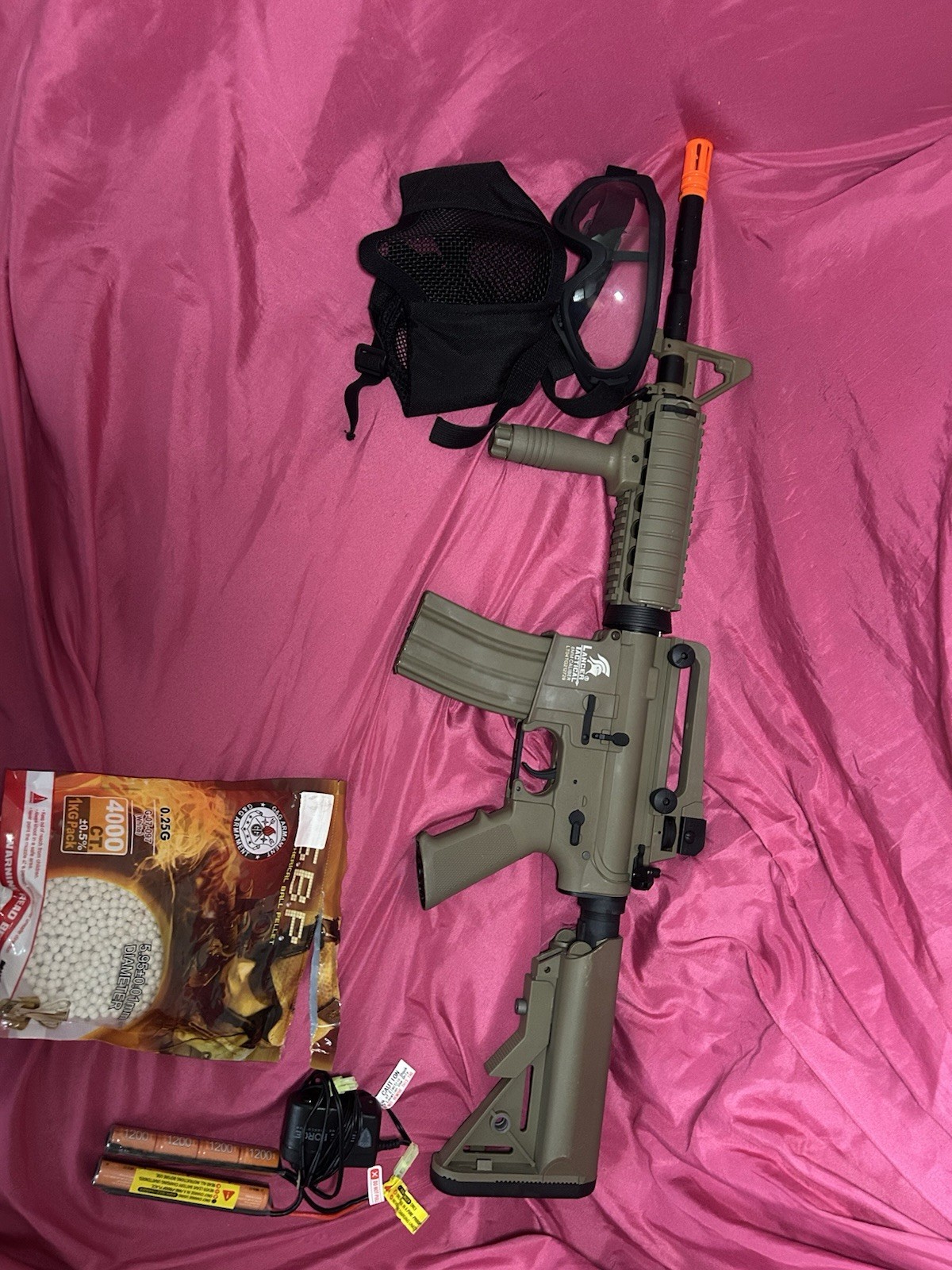 Réplica Airsoft M4 AEG FDE — Batería + Cargador + BBs + Gafas y máscara