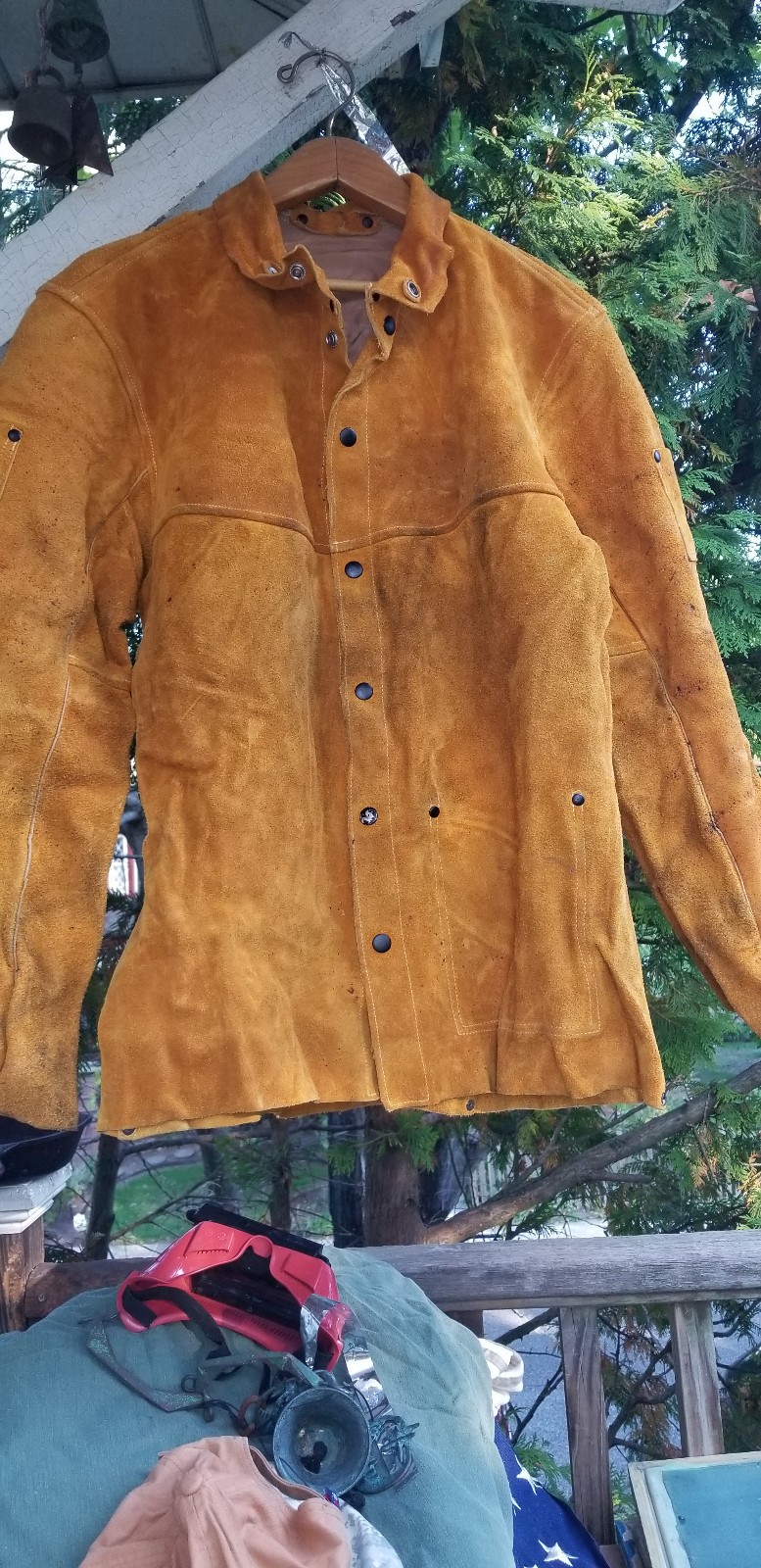SUEDE WELDING JACKET AND JACKSON SAFETY GOGGLES SIZE MEDIUM