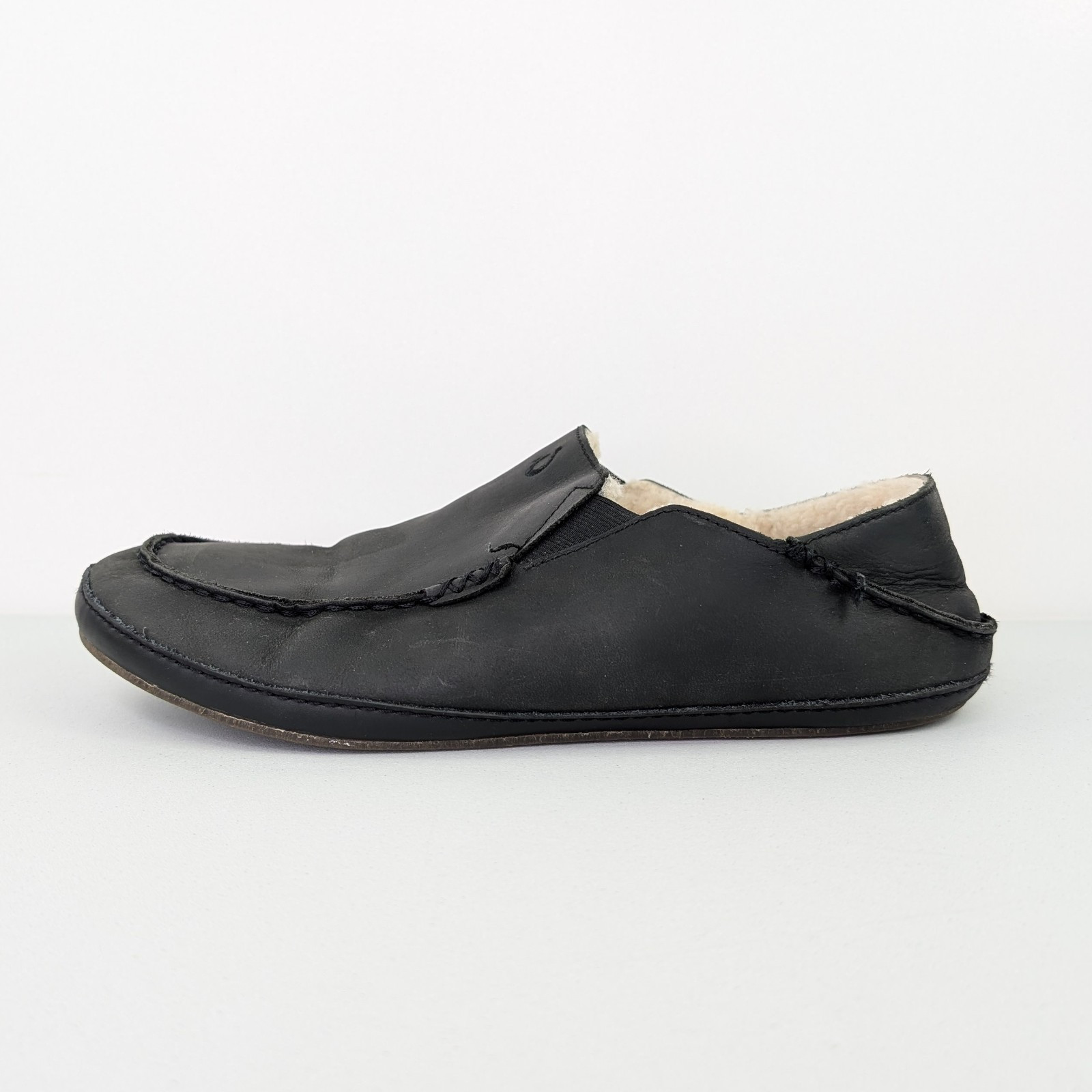 Olukai Moloa Slippers Men's Size 10 Slip On Shoes Black Leather Sheep Fur Lined