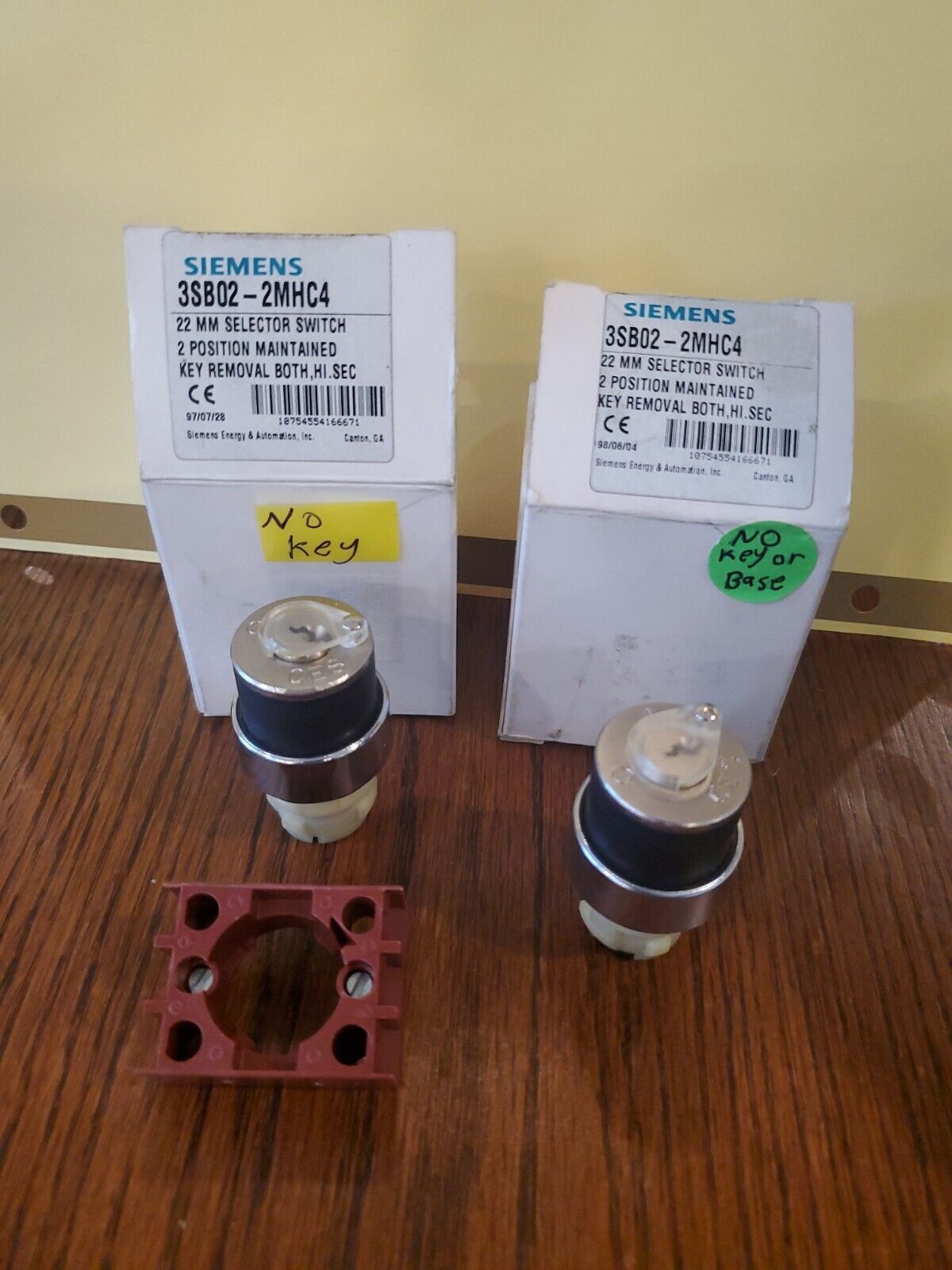 2 Siemens 3SB02-2MHC4 AS PICTURED NO KEYS OR BASE