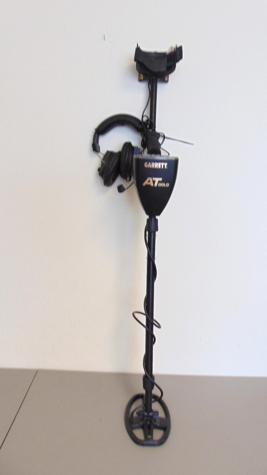 GARRETT AT GOLD METAL DETECTOR W/ HEADPHONES - FREE SHIPPING