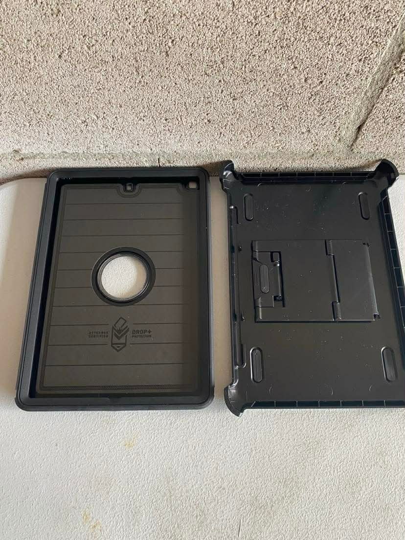 OtterBox iPad 9th/8th/7th generation Defender Series Pro Case - Black