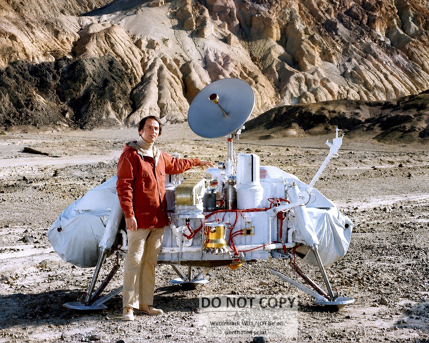 DR. CARL SAGAN POSES WITH VIKING LANDER MODEL - 8X10 NASA PHOTO (AA-190)