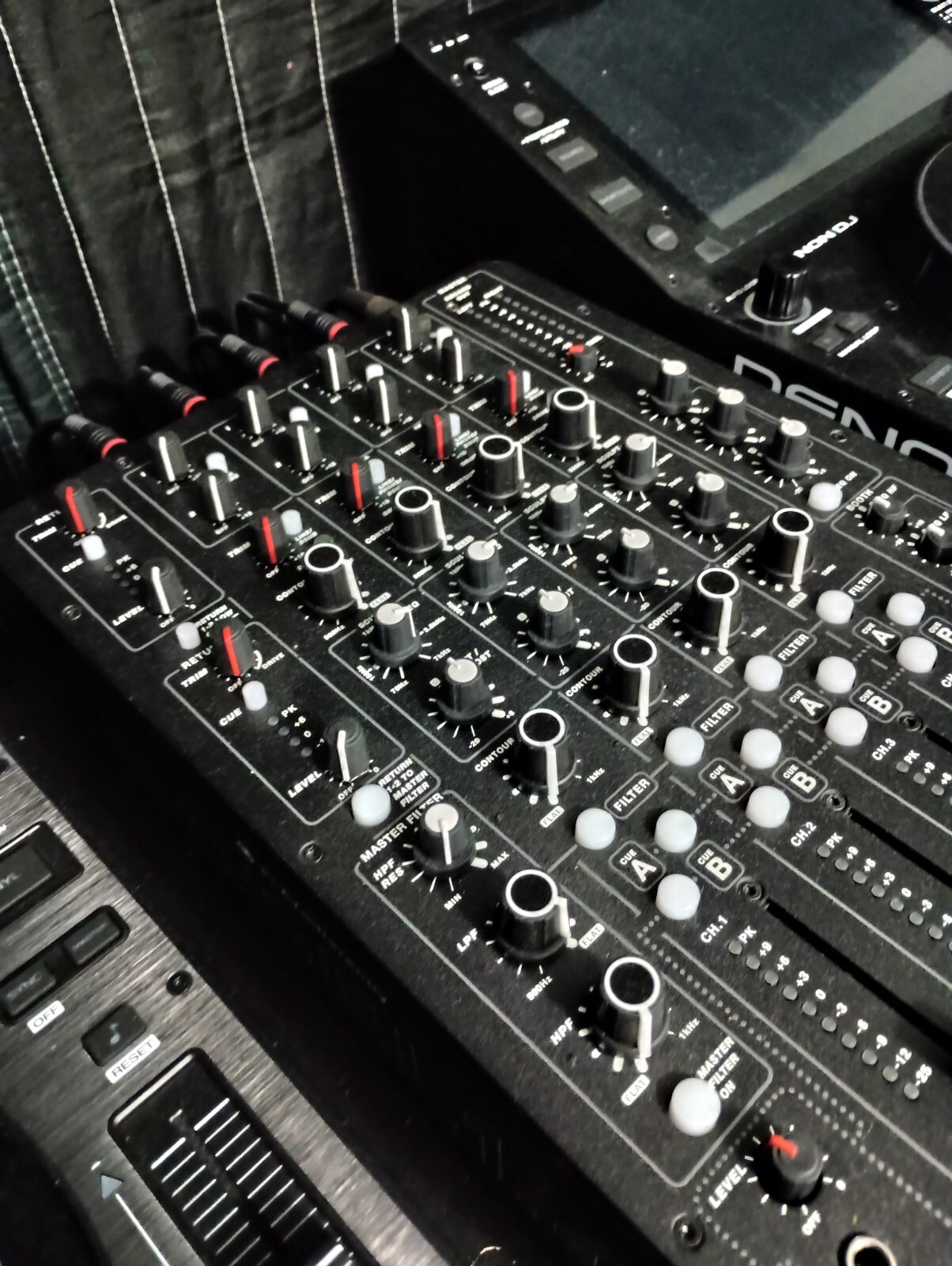 PLAY DIFFERENTLY Model 1.4 4-Channel Premium Analog DJ Mixer