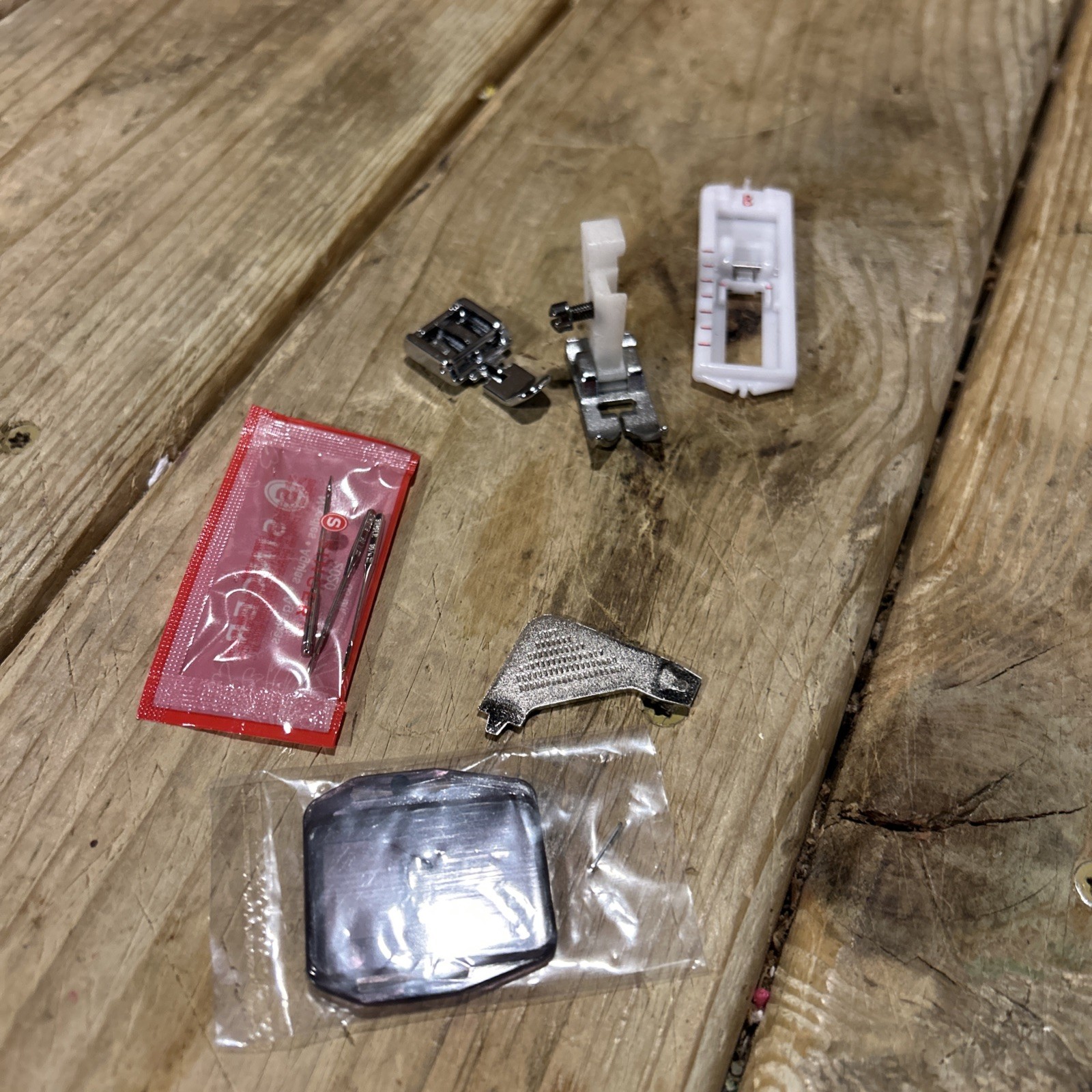SINGER 1234 Sewing Machine Sewing Feet & Screw etc