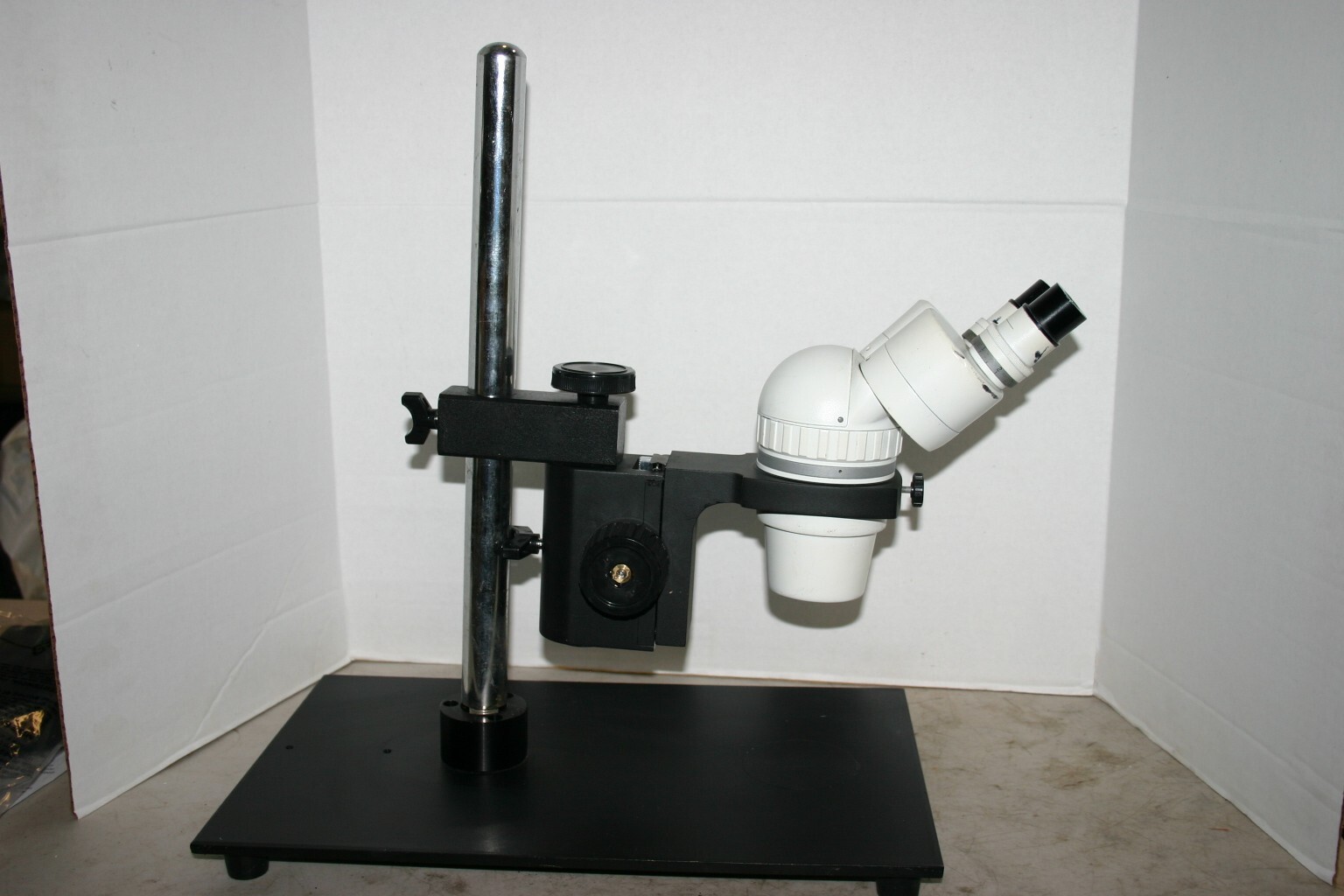 Scienscope Stereozoom Microscope White older model SSZ, 7-40X Fisher Pole Stand