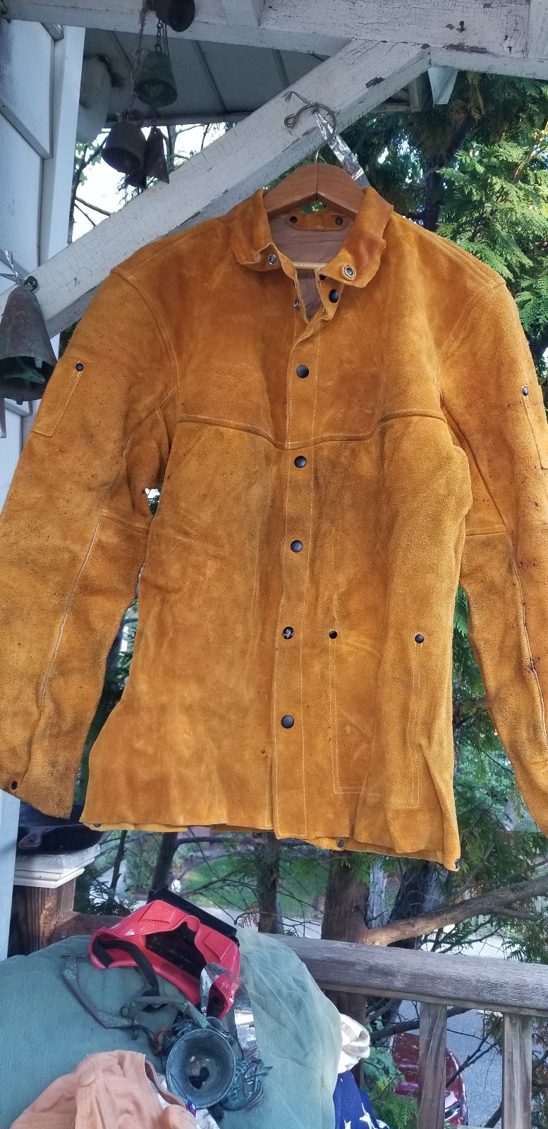 SUEDE WELDING JACKET AND JACKSON SAFETY GOGGLES SIZE MEDIUM