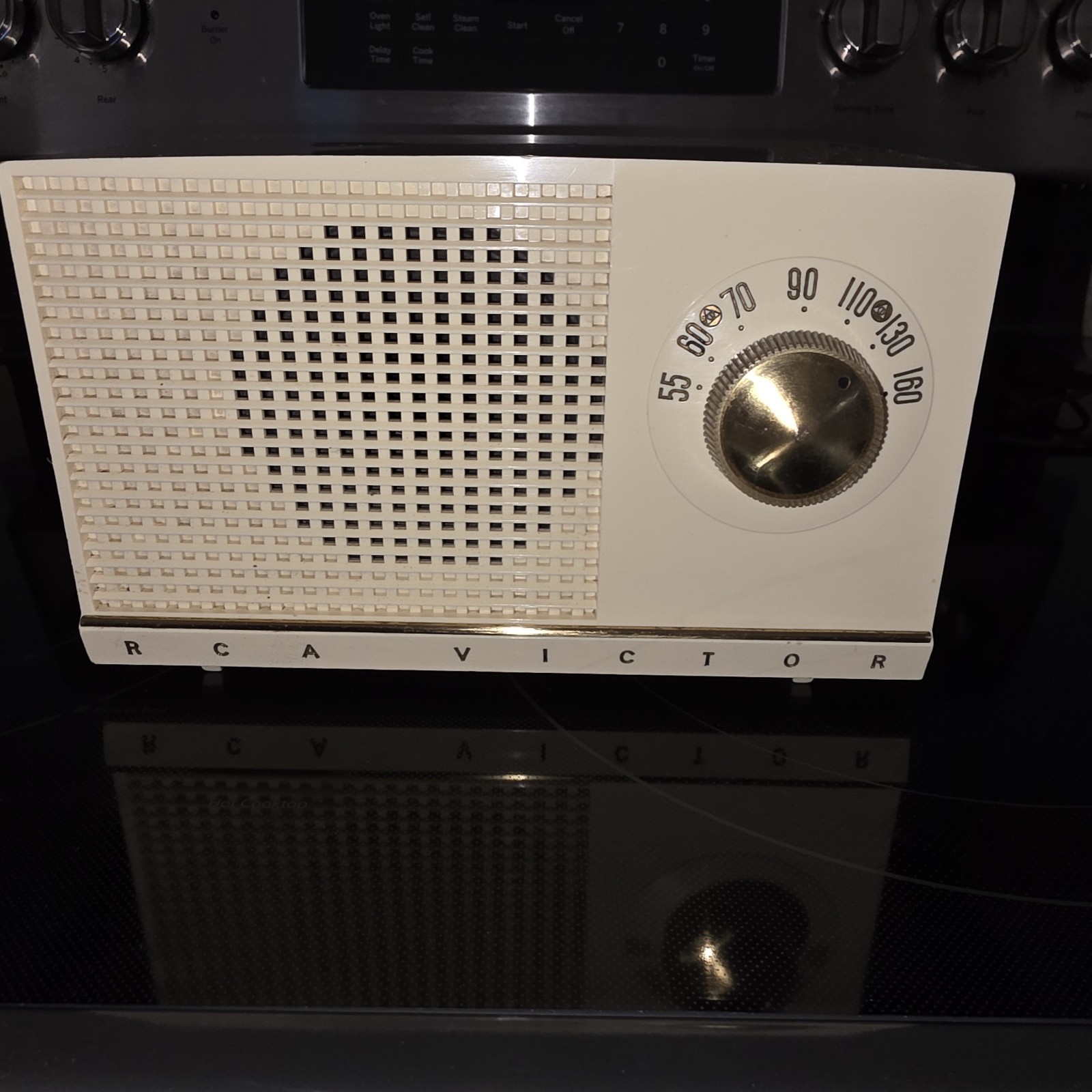 1953 RCA Victor Radio Model 3-X-532