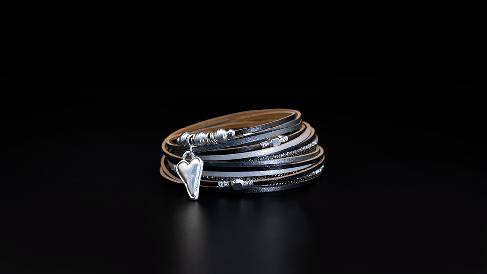 Leather bracelet: Heart Pendant / Black