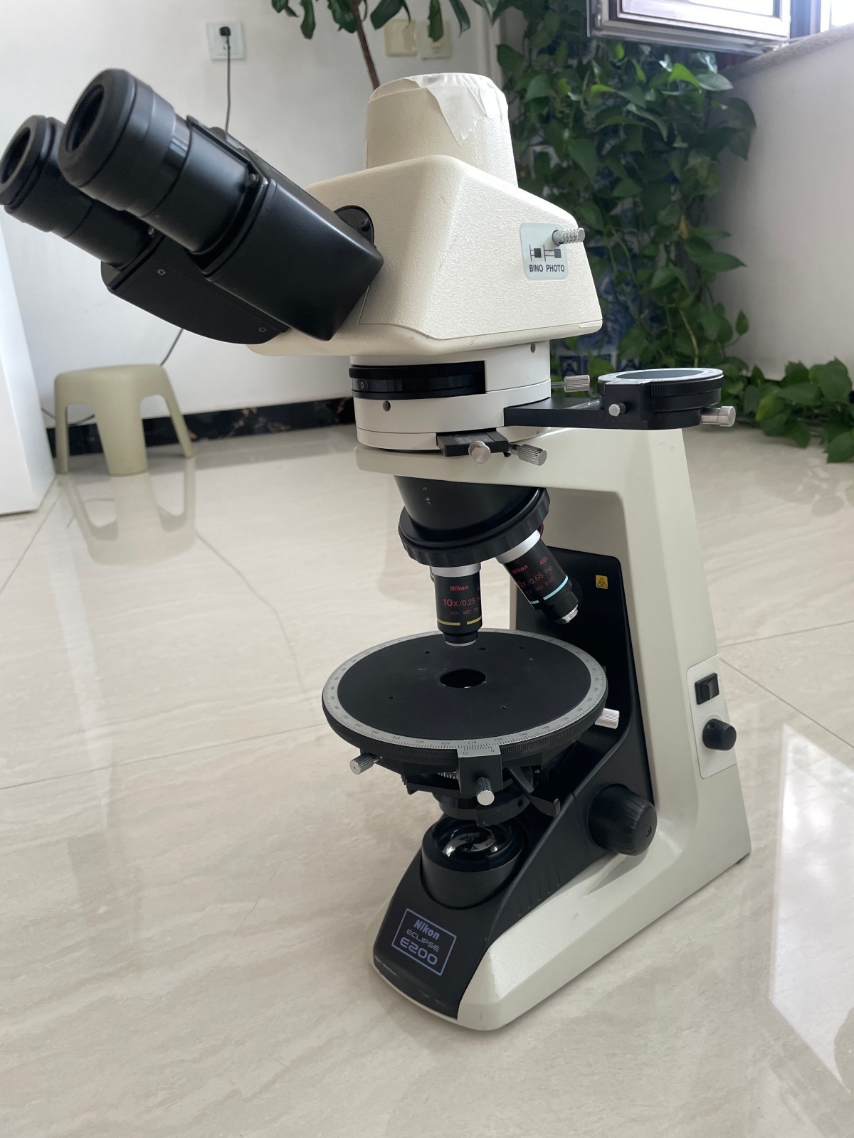 Nikon eclipse E200 pol Trinocular Microscope With eyepieces and objectives