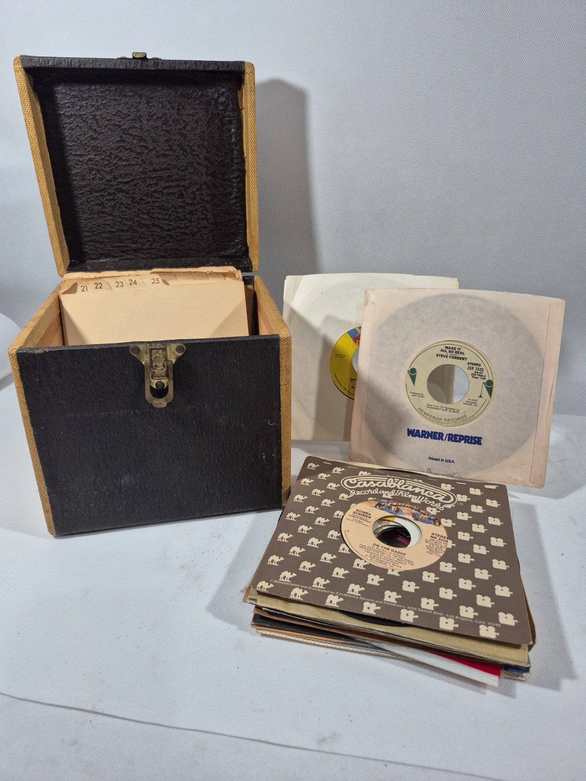 Vintage Wood 45 Record Holder Storage Carrying Case With 17 Random 45 Records
