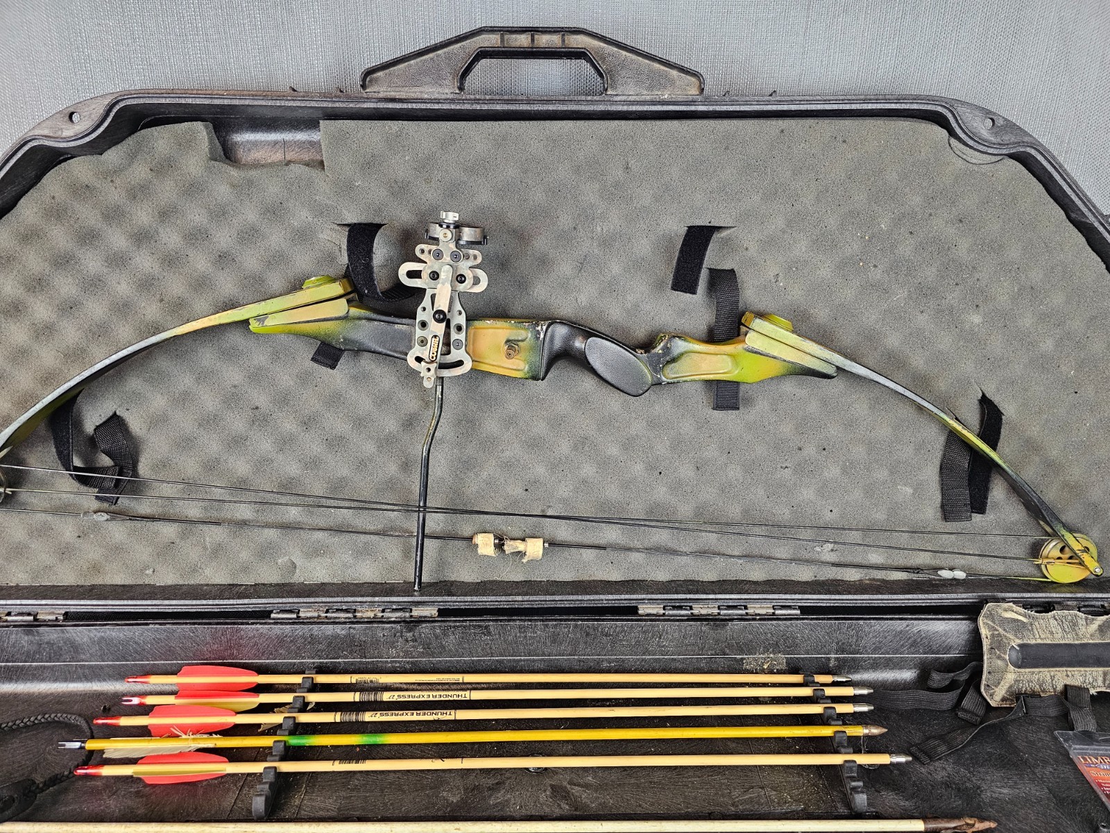 Classic York Compound Bow with Case Arrows and Accessories RH (used read)