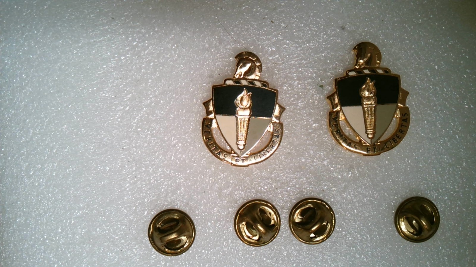 MILITARY INSIGNIA CREST SET OF 2 US ARMY JFK SPECIAL WARFARE CENTER