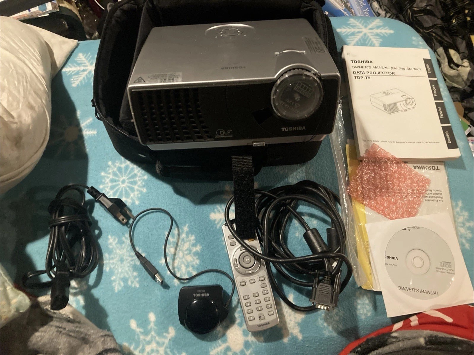 Toshiba TDP-T9 Portable Projector w/ Bag /Remote /VGA Cables /manual/mouse Adapt