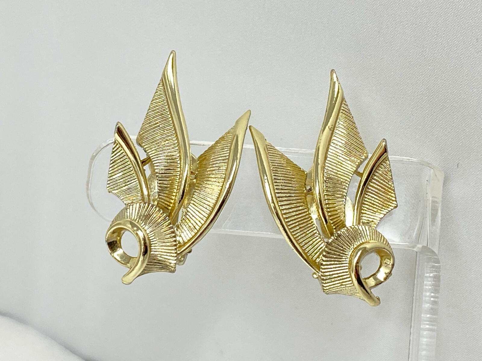 Beautiful Vintage Goldtone LISNER Modernist Style Clip on Earrings