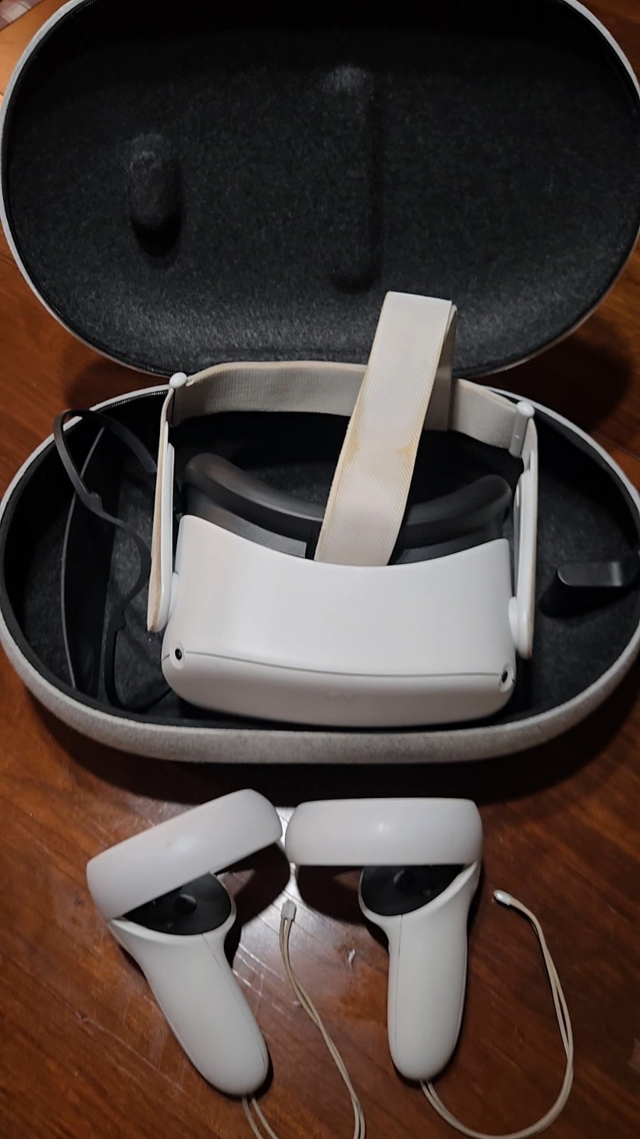 Meta Quest 2 Standalone VR Headset 90Hz White w/ Touch Controllers Case