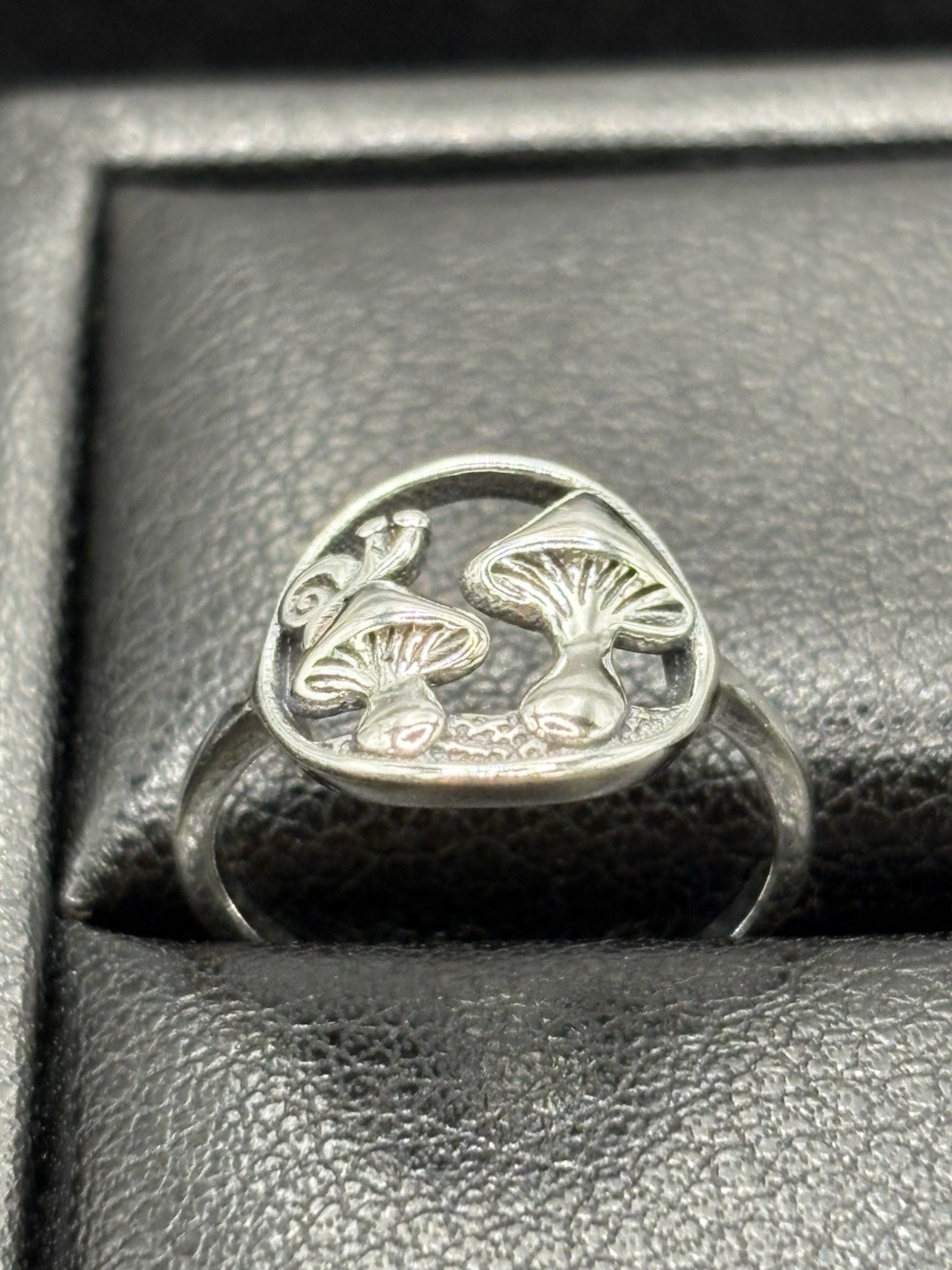 New Condition Sterling Silver Mushrooms Toe Ring 925 C31