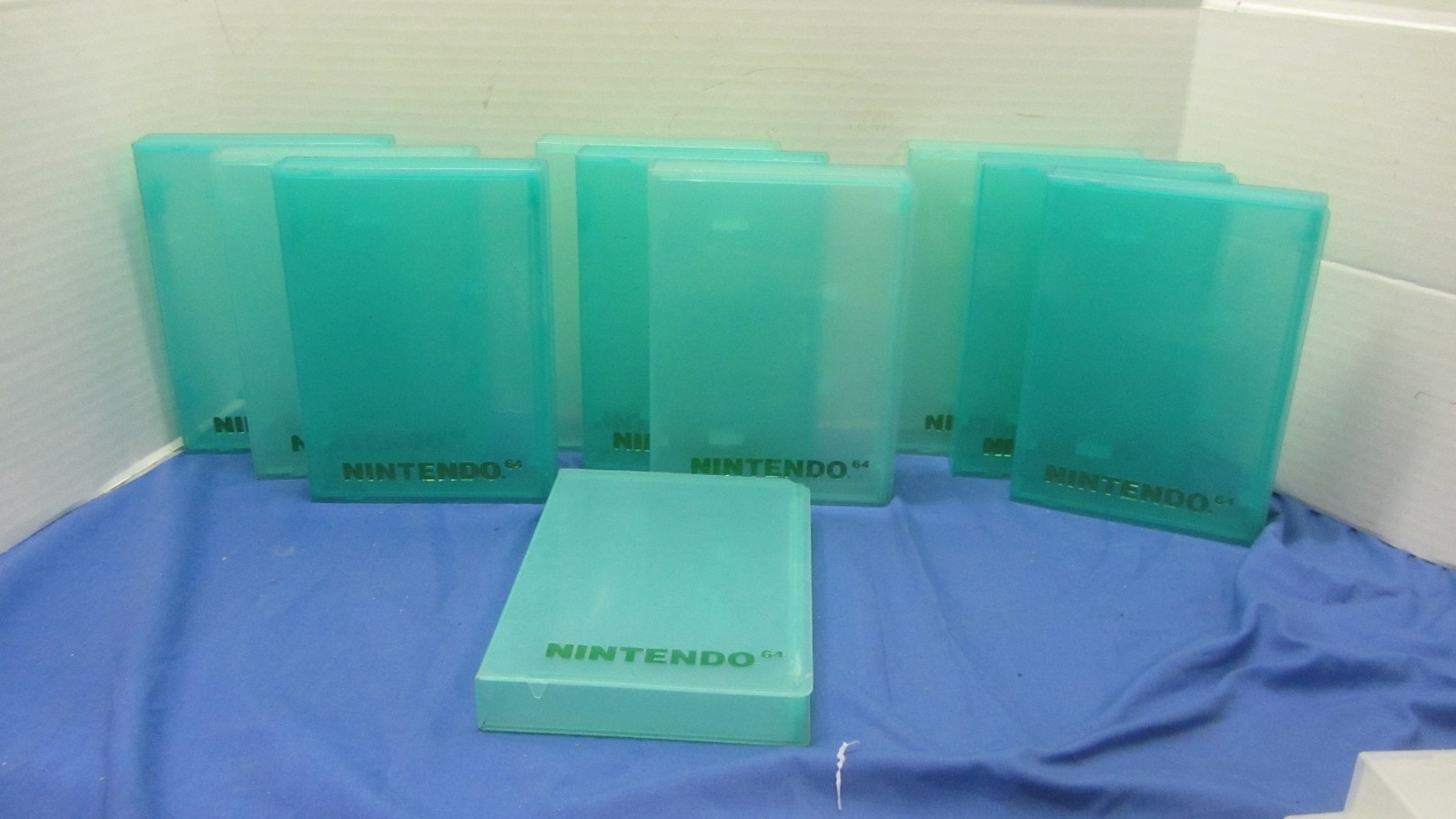 LOT OF 10 NINTENDO GREEN CLAMSHELL CASES 64