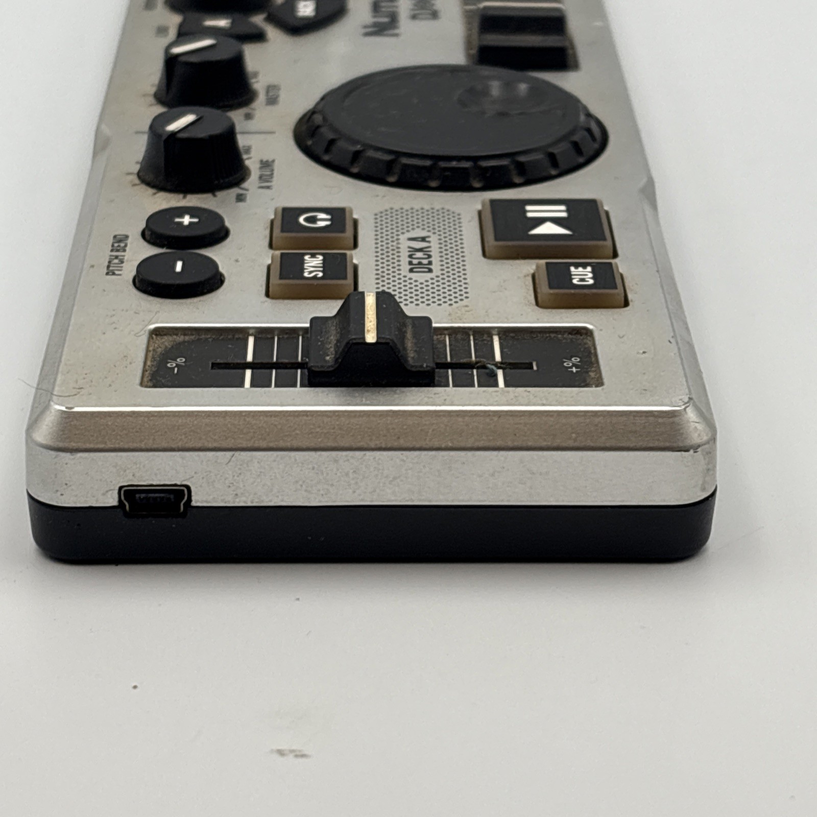 Numark DJ2Go Double Deck Portable USB DJ Controller with Loop/Sampler - READ!