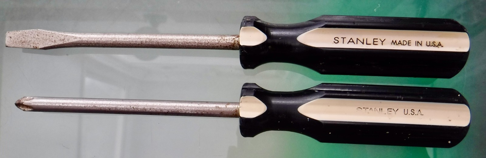 2 Stanley 7.5” Screwdrivers Flathead & Phillips Black & Cream Plastic Handle
