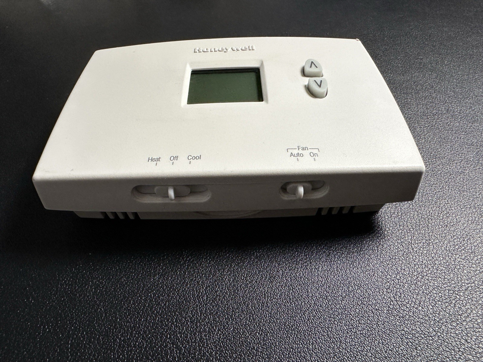 Honeywell TH1110DH1003 Digital Non-Programmable Thermostat Untested