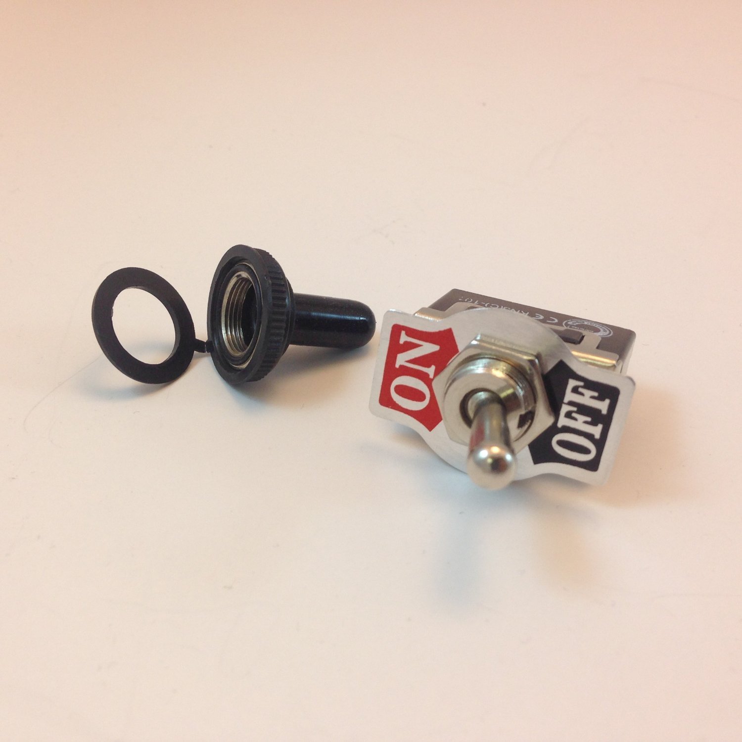 TOGGLE SWITCH ON/OFF DPST 4P SPADE TERM w/BLK RUBBER COVER 20A  #661904/665001