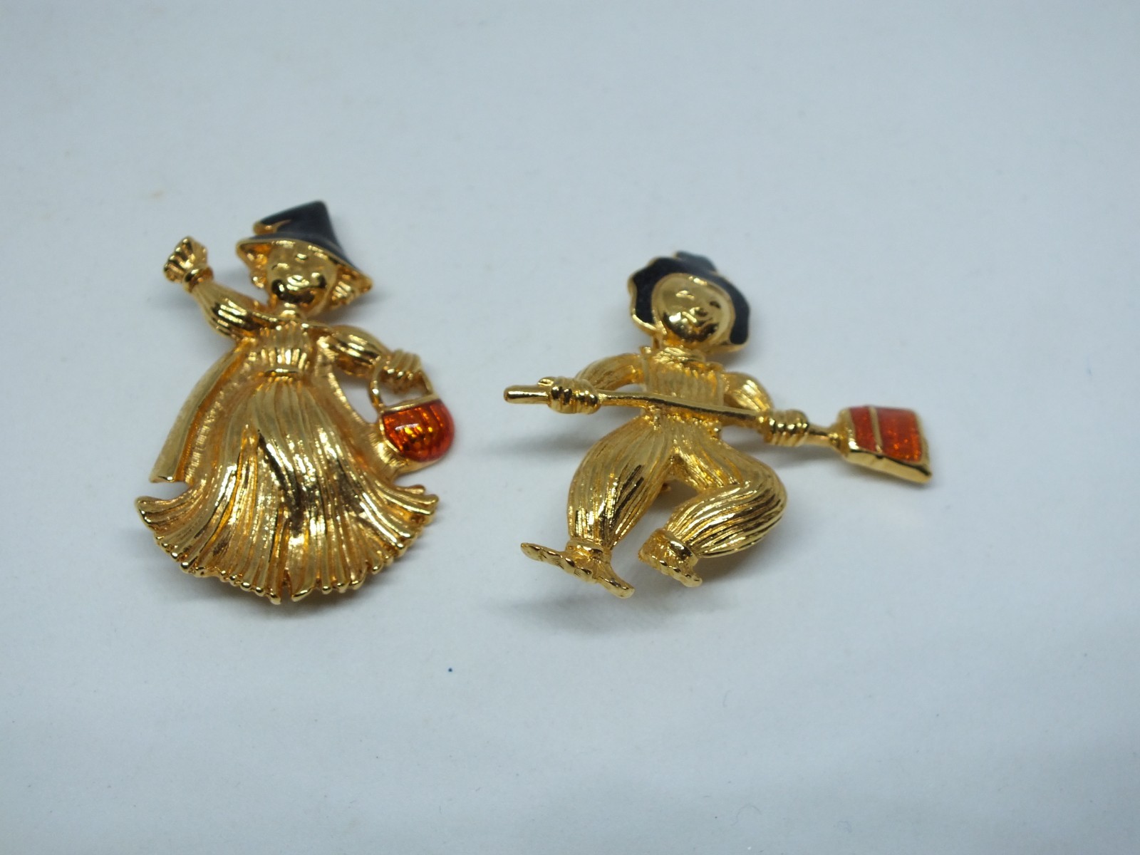 Beautiful Brooch Pin Fall Boy & Girl Scarecrows Gold Tone Orange Black Enamel