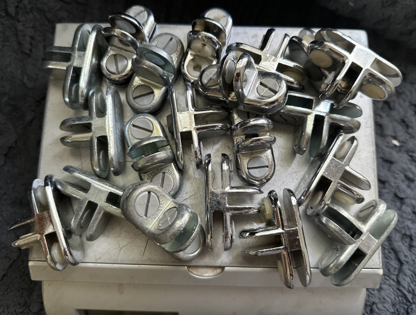 25+ Pcs Chrome 3 Way Glass Cube Connector Clips, 3/16" Shelf Clips