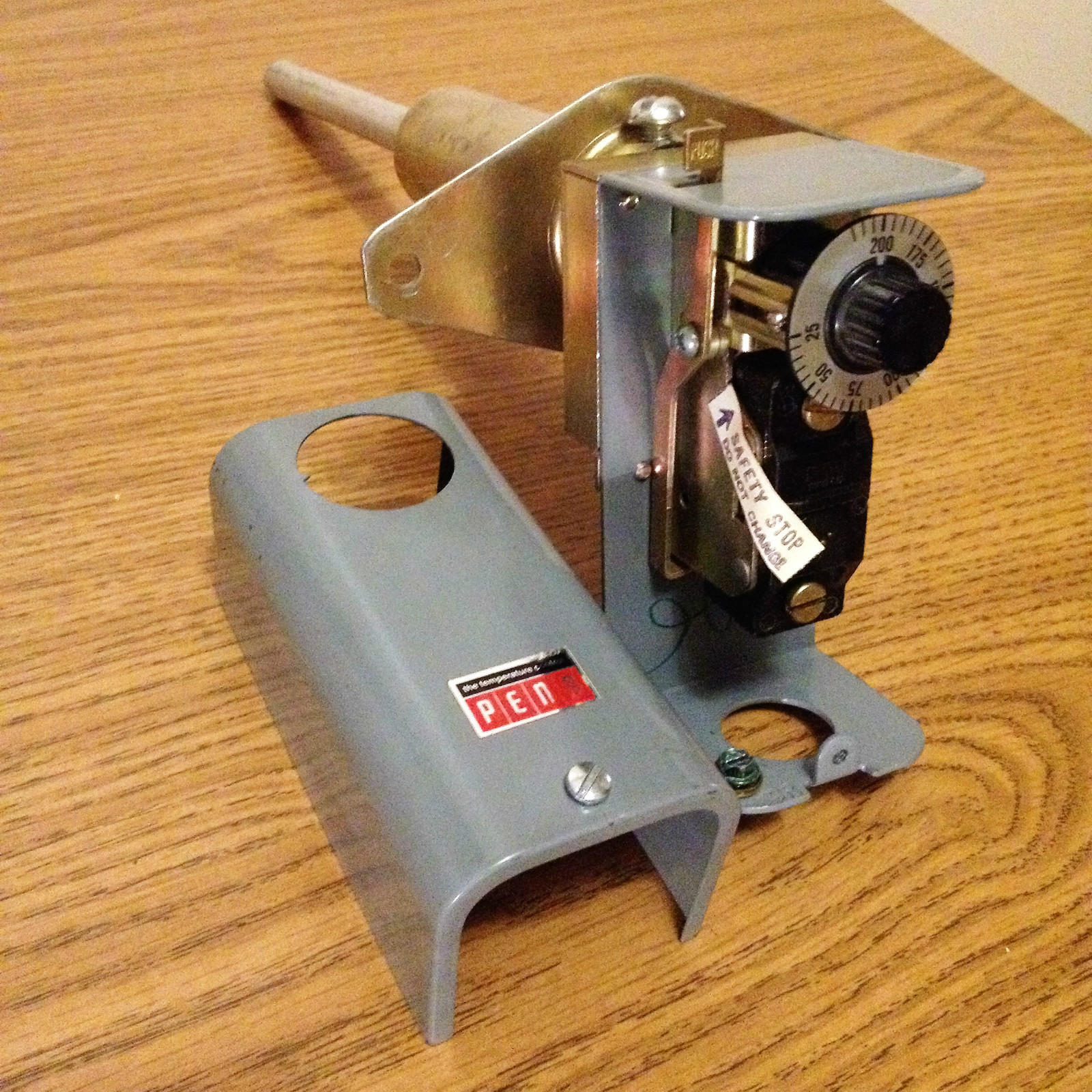 PENN JOHNSON CONTROLS A25AN-1 25 / 200 F TEMPERATURE CONTROLLER