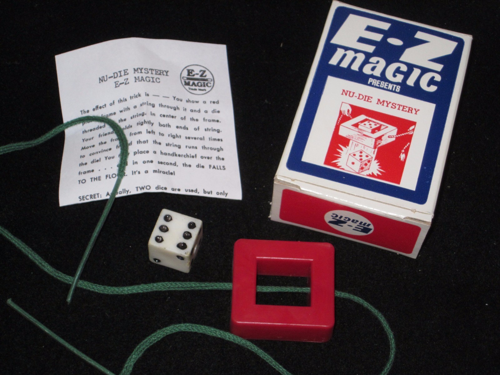 Nu-Die Mystery Magic Trick - Close Up, Dice Penetrates String, Street, Strolling