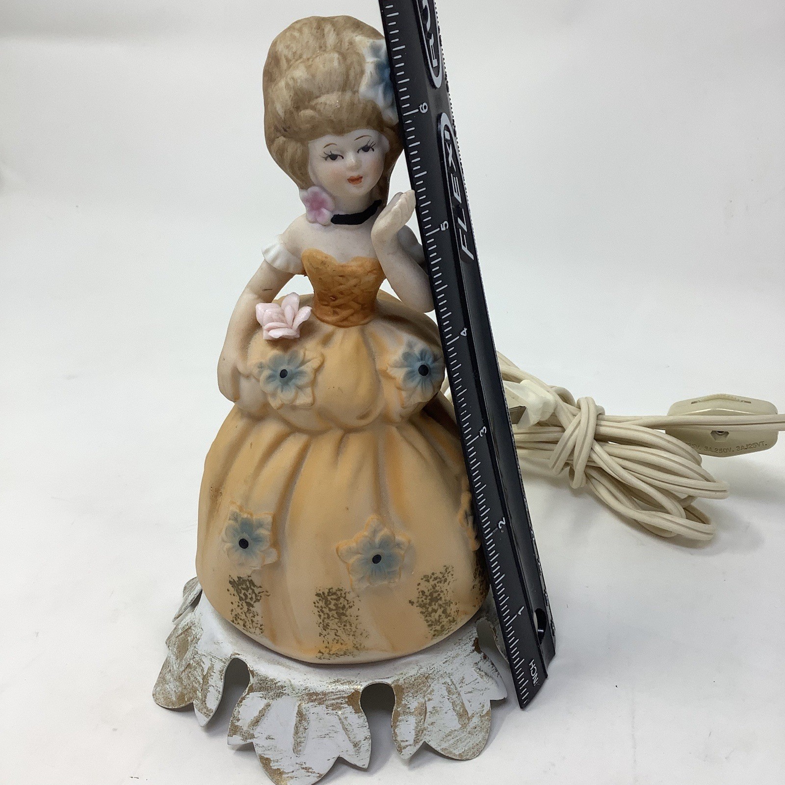 Vintage Victorian-style Lamp/ Nightlight