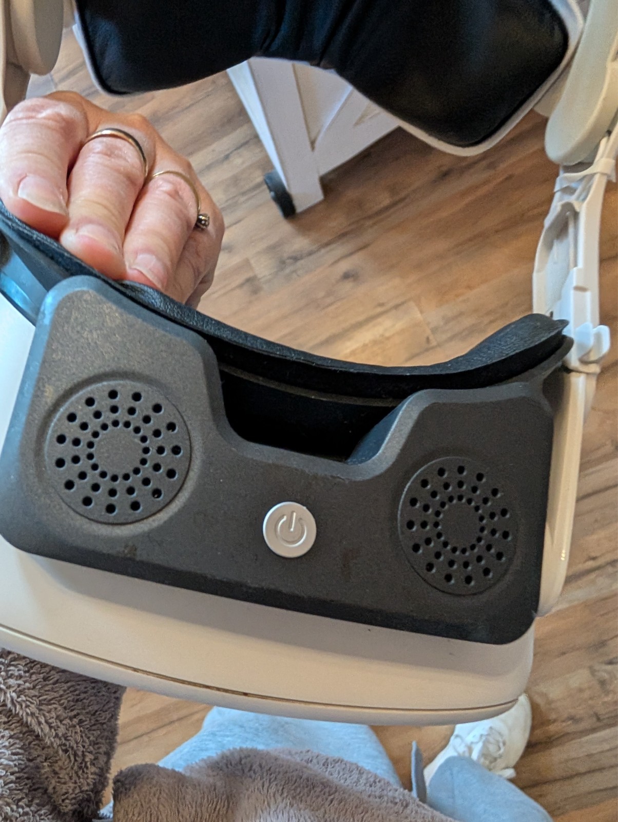 meta Quest VR All-in-One Headset with desket strap and extras one controller
