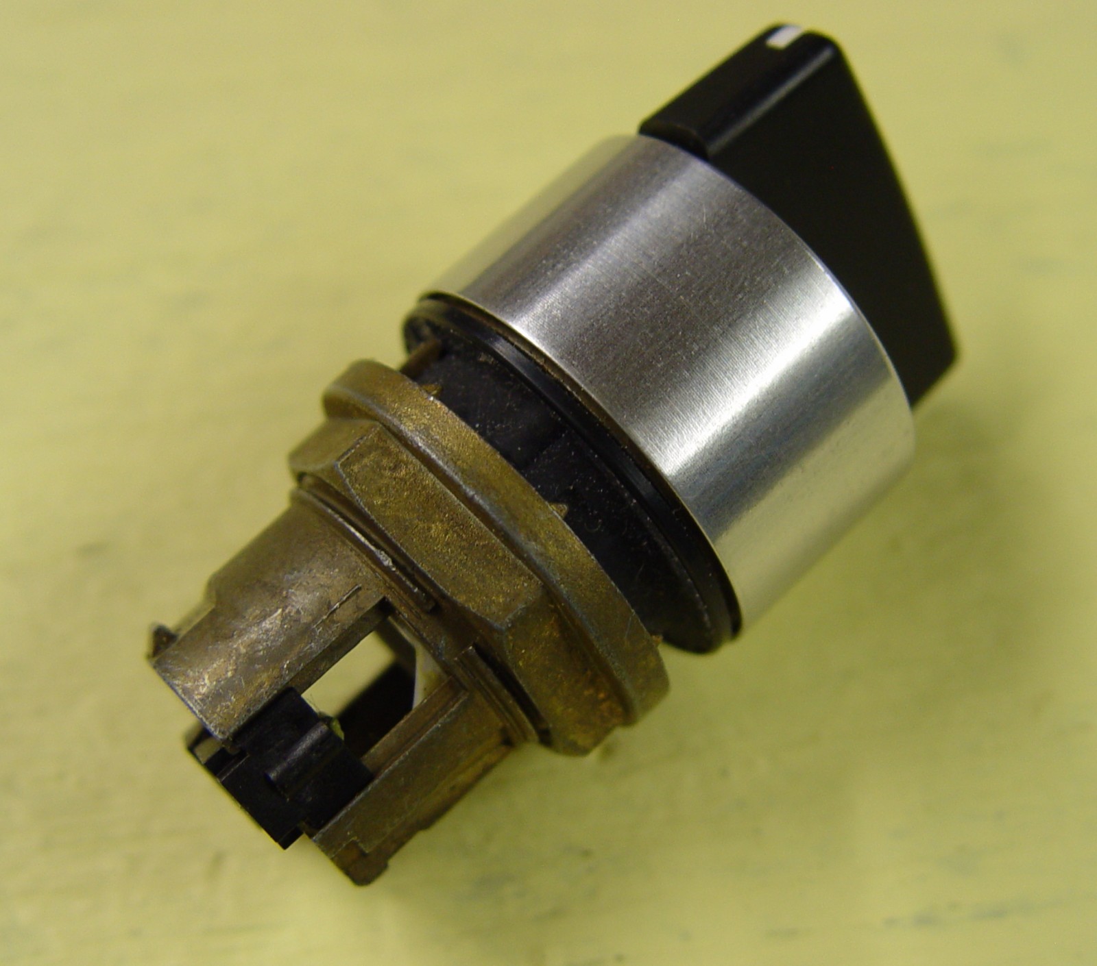 New Allen-Bradley 800EM-SR22 spring return selector switch (black)