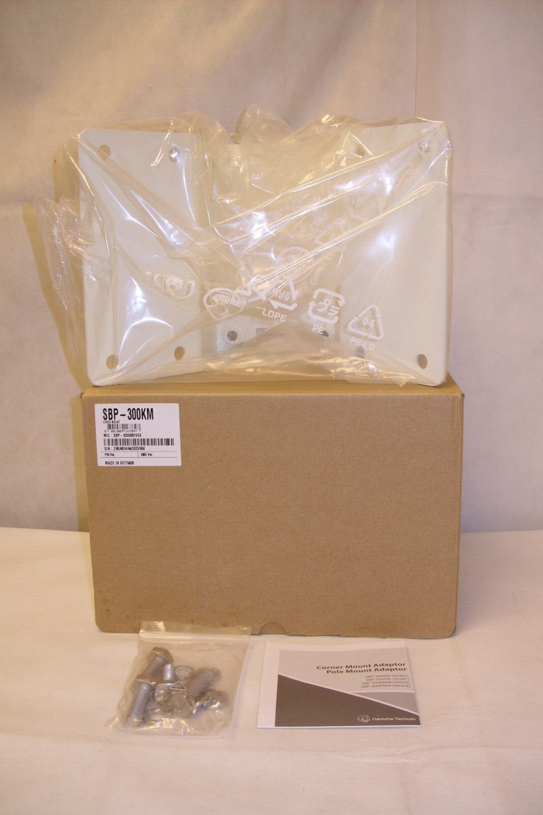 Samsung Wisenet - Surveillance Camera Corner Mount Bracket SBP-300KM