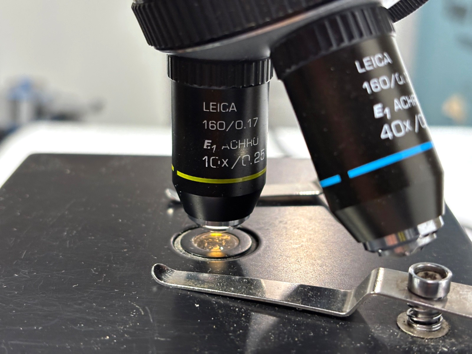 Genuine Leica BME microscope Lecia Microscope With 3 Objectives + Extras