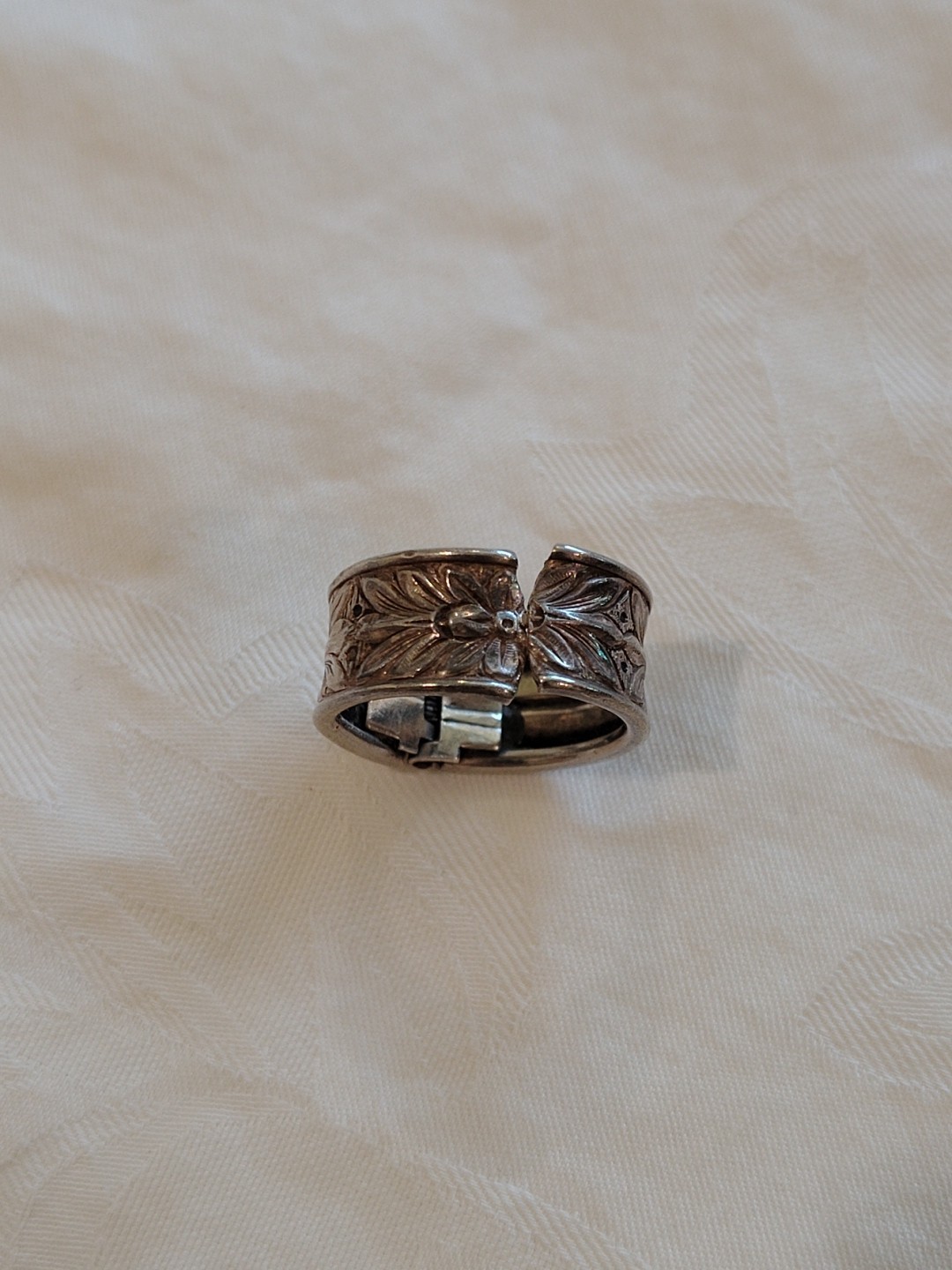 Vintage Sterling Silver Toe Ring With Hinge And an Open Close Flowers Design