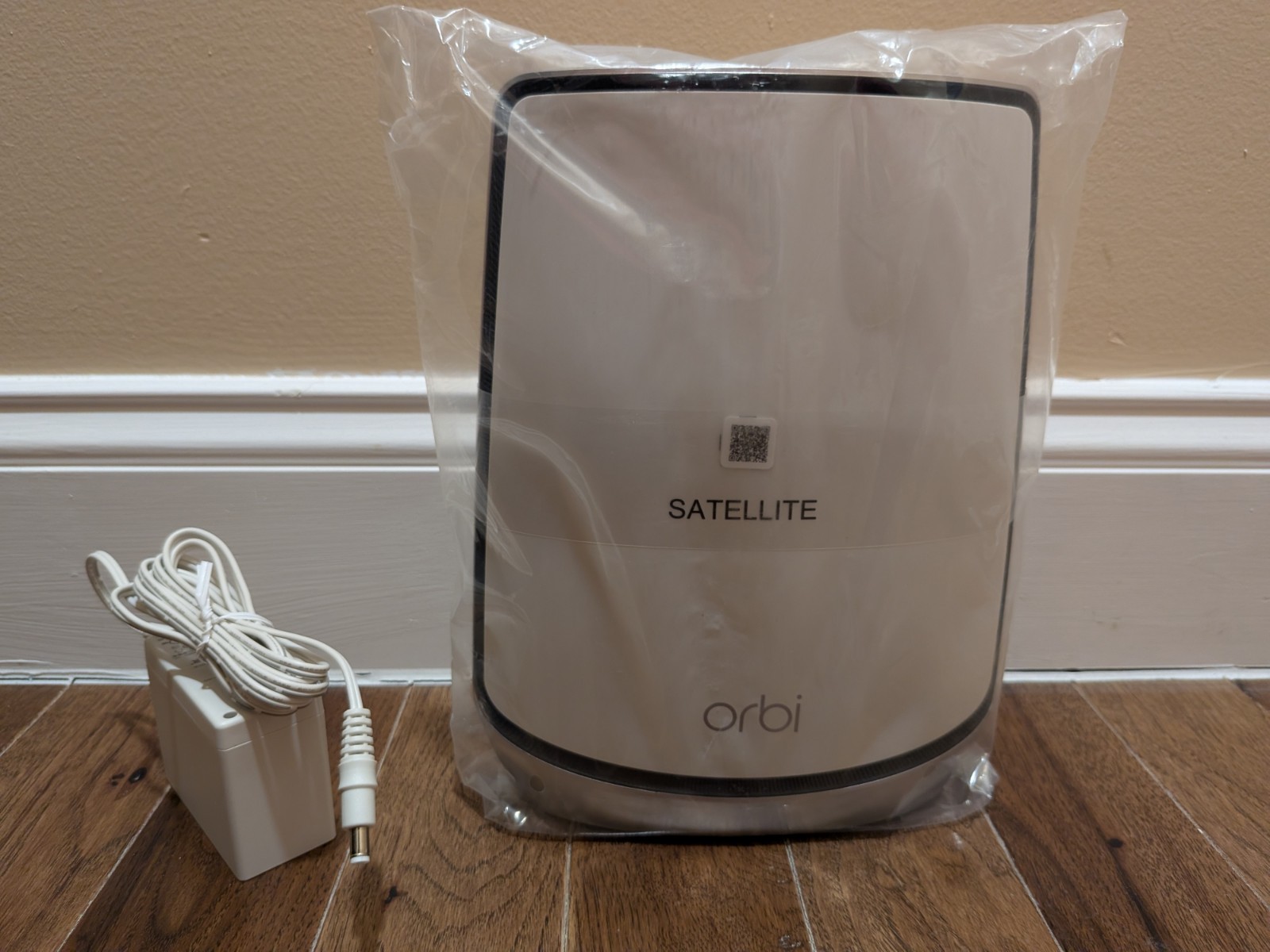 *New* NETGEAR Orbi RBS850 Add-on Satellite Tri-Band Wireless Mesh WiFi 6 AX6000