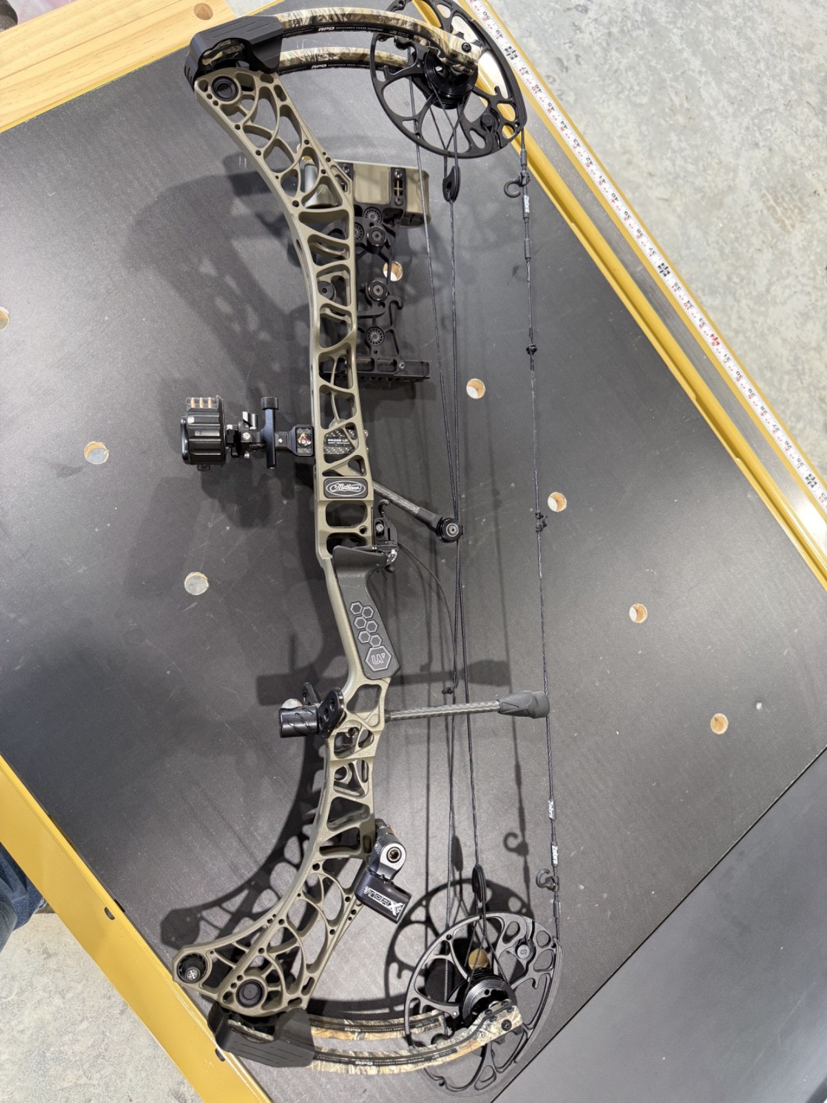Mathews Phase 4 33 RH Compound Bow