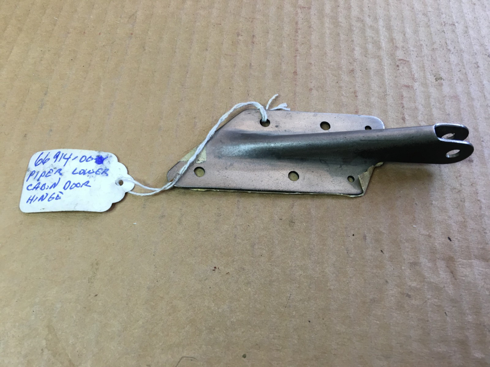 72 Piper Cherokee PA-28 140 Lower Bottom Cabin Door Hinge Mount Bracket 66914-00
