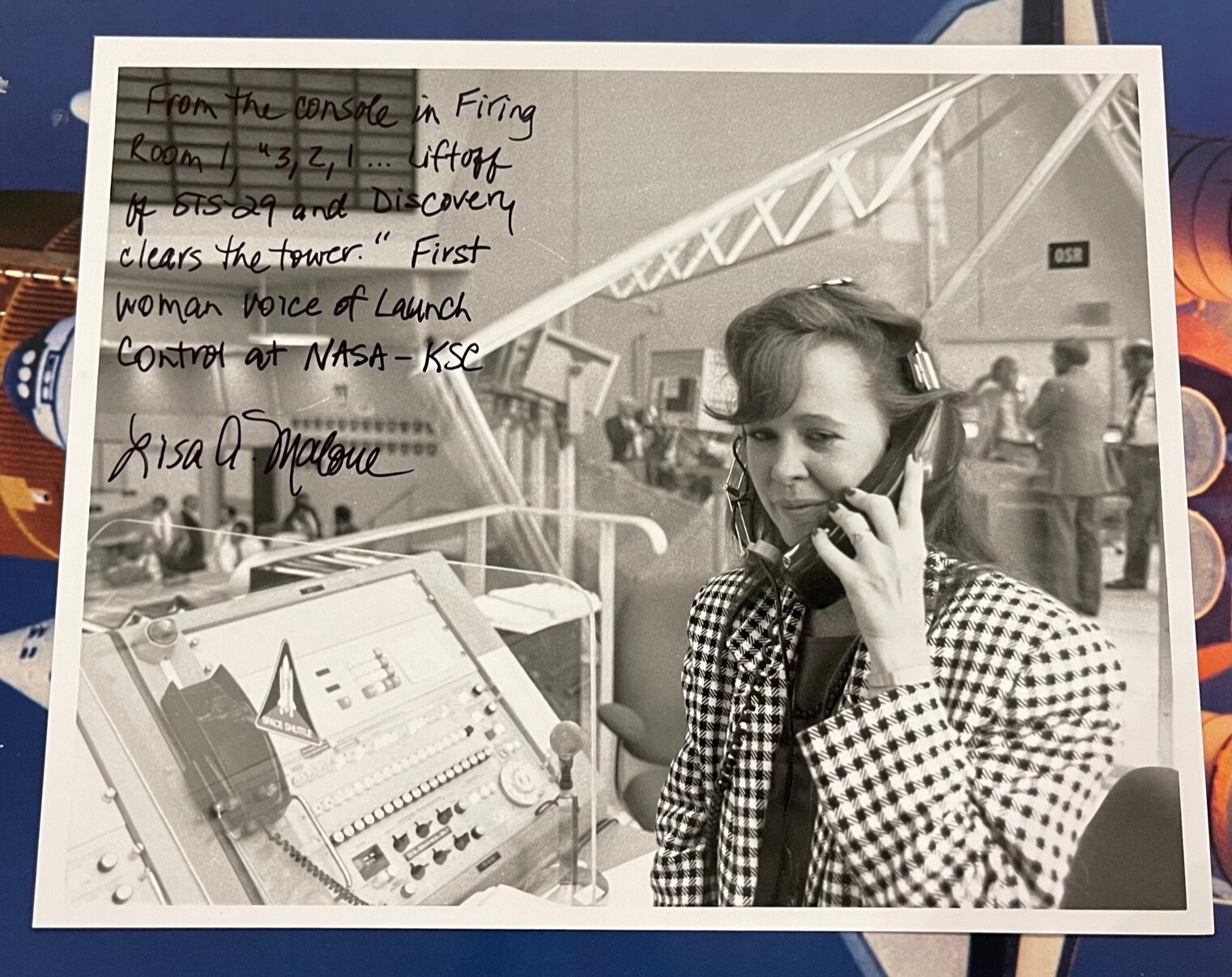 LISA MALONE 1ST WOMAN'S VOICE OF LAUNCH CONTROL STS 29 SIGNED PHOTO FULL CONTENT