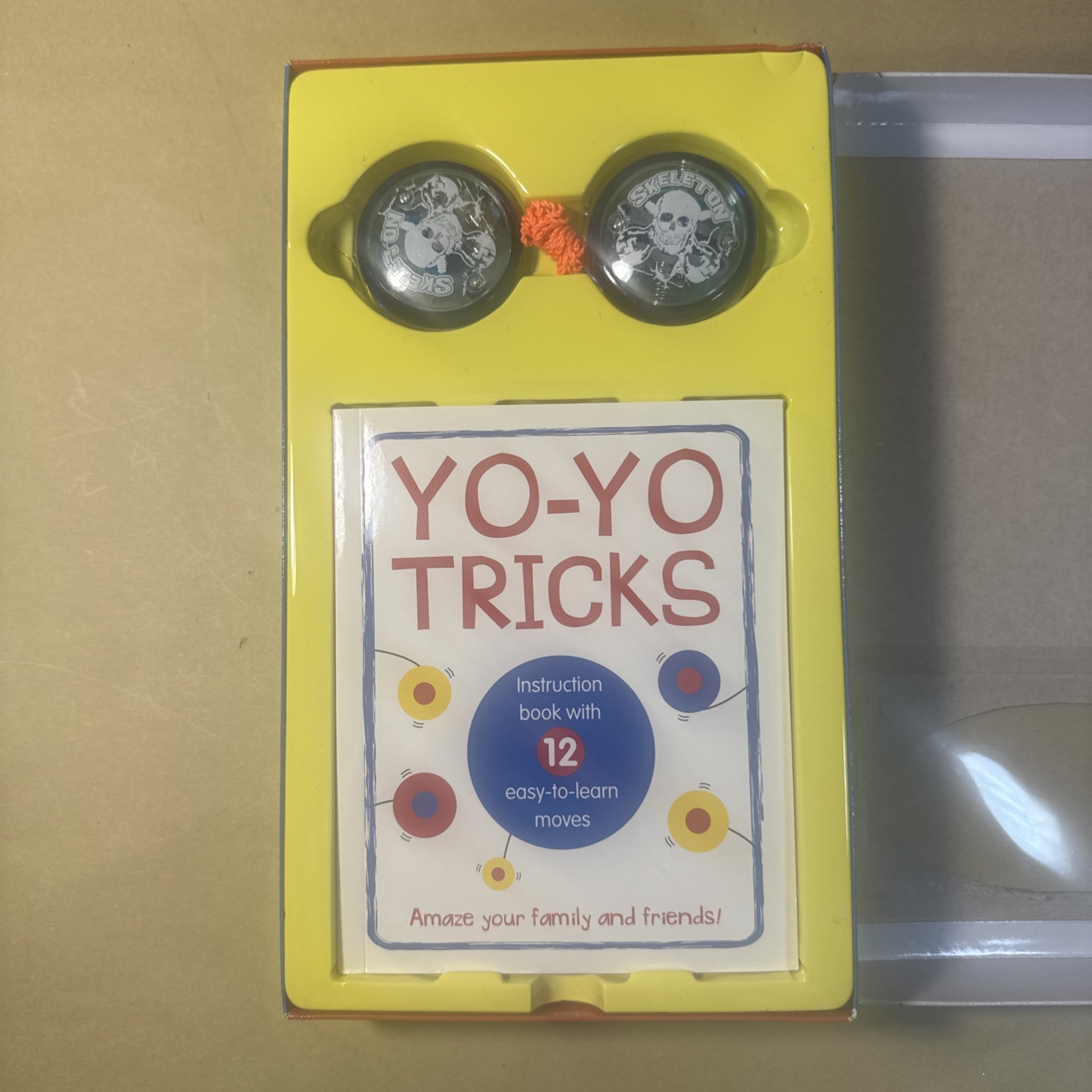 Yo-Yo Tricks Kit by Parragon - Includes 2 Yo-Yos and Instruction Book